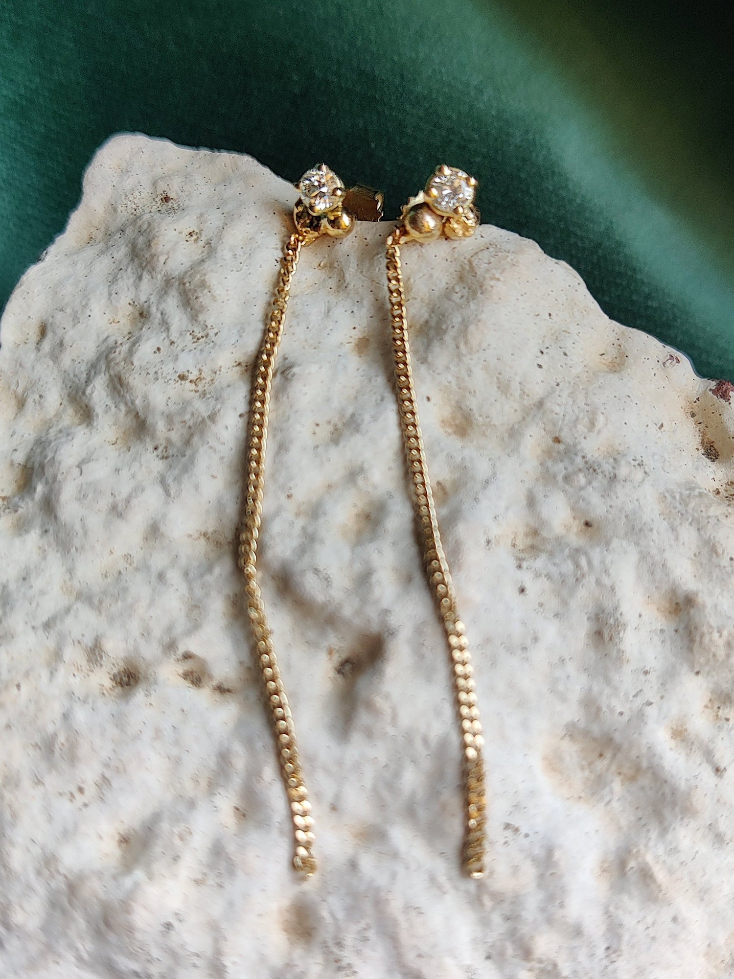 diamanten oorstekers met kettingkje