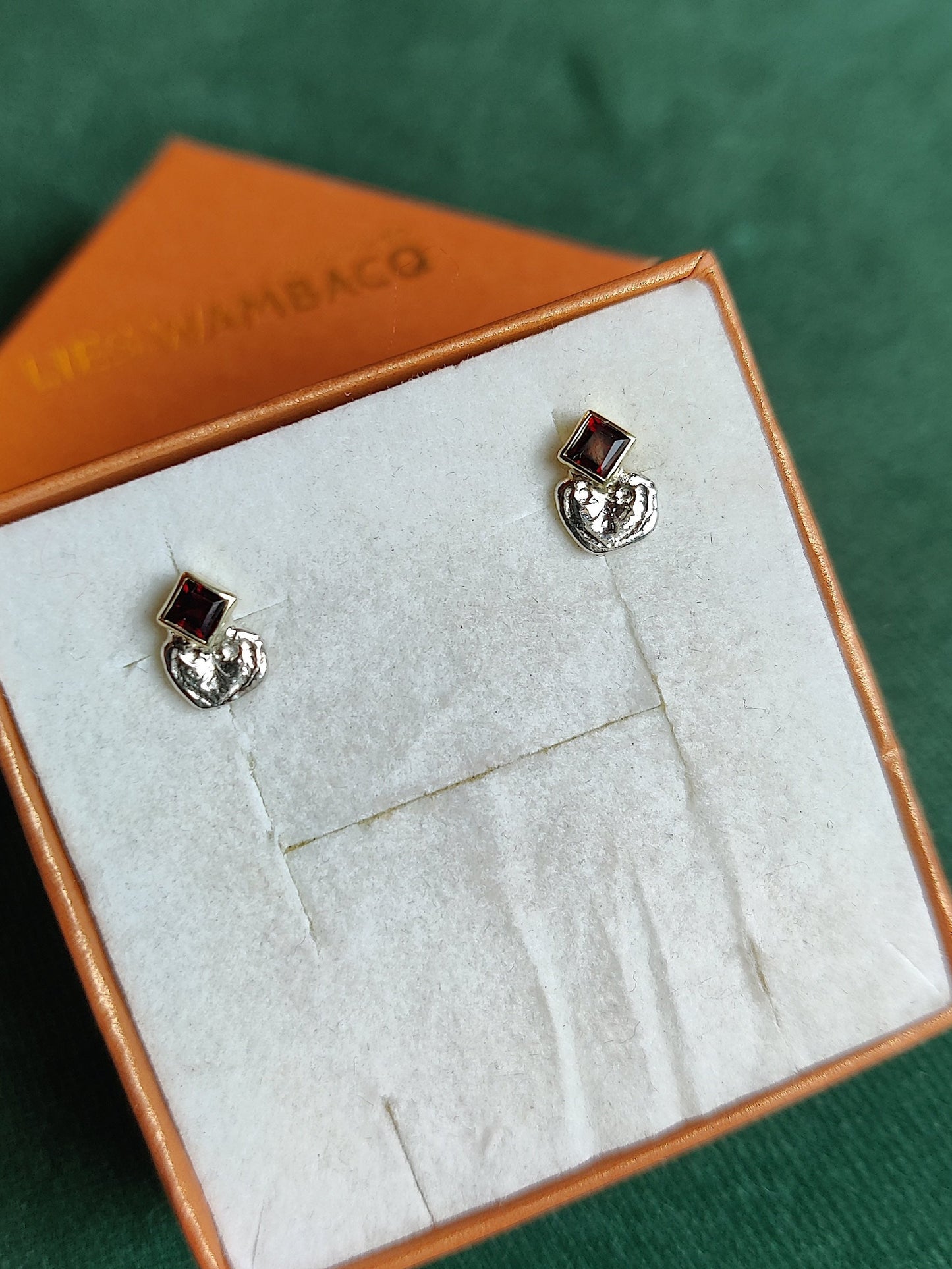 oorstekers met zilver hartje en 14K gouden zetkastje met granaat steentje