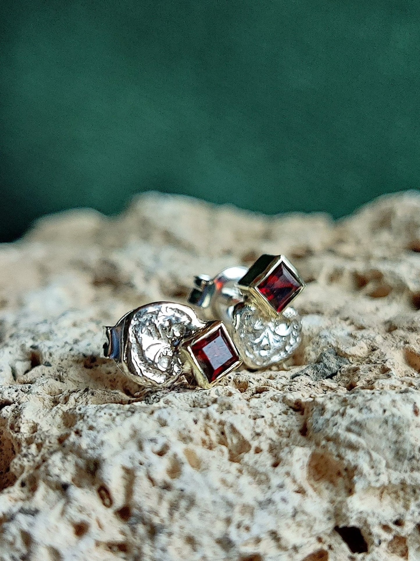 oorbellen met granaat in het 14K goud en zilvere hartje met patroon