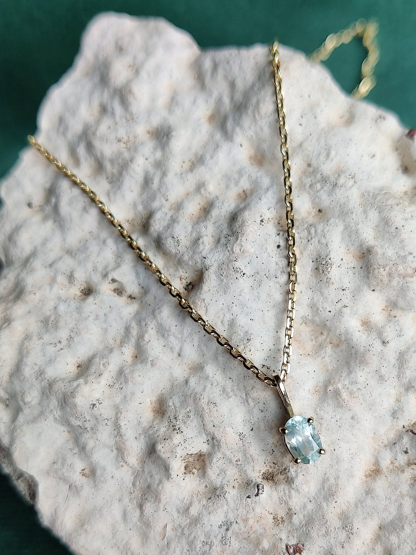 gouden hanger met een aquamarijn steen