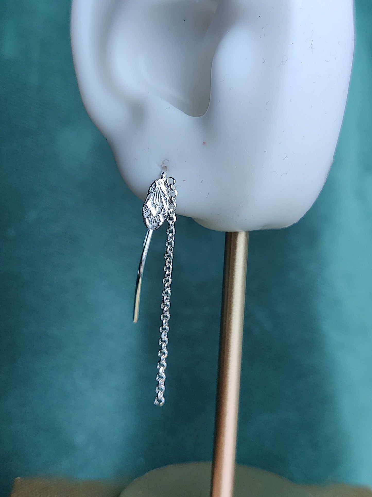 zilvere oorstekers met blaadje en kettingkje