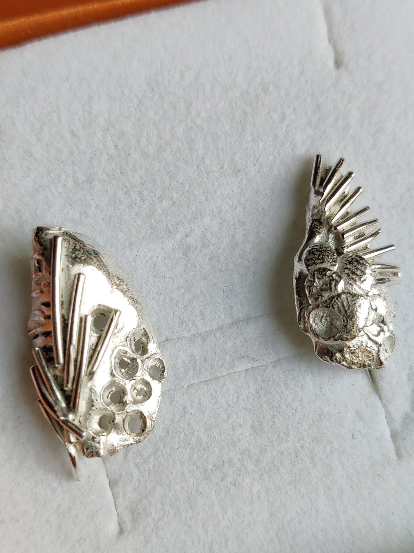 Zilvere oorhangers met organische vorm en patronen