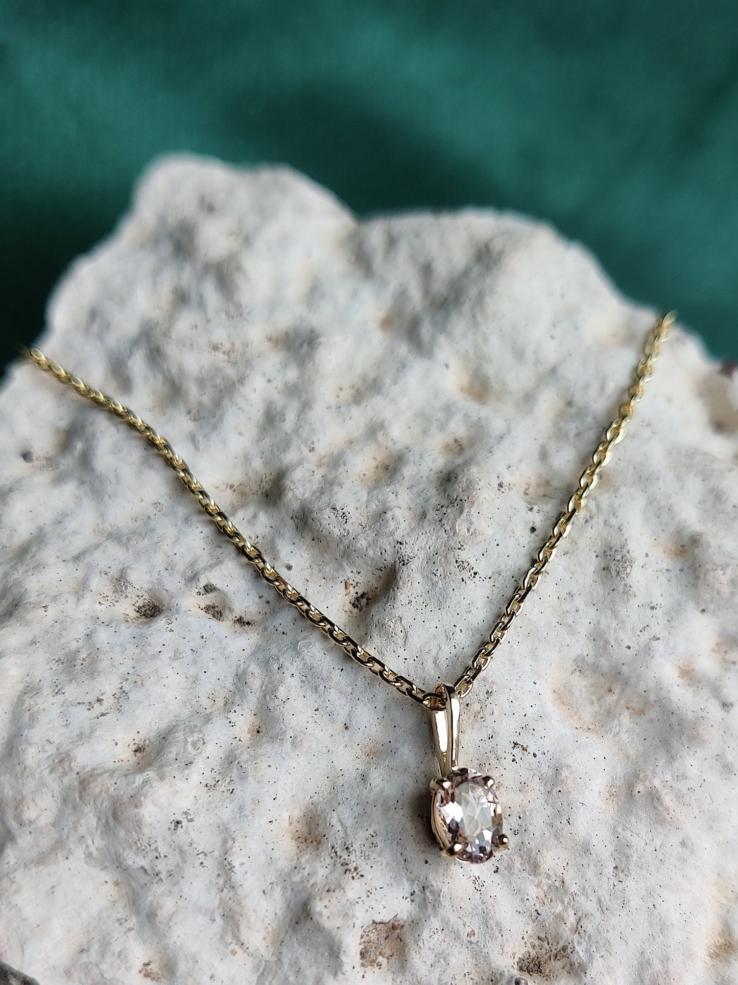 gouden hanger met Morganiet in een pootjeszetting