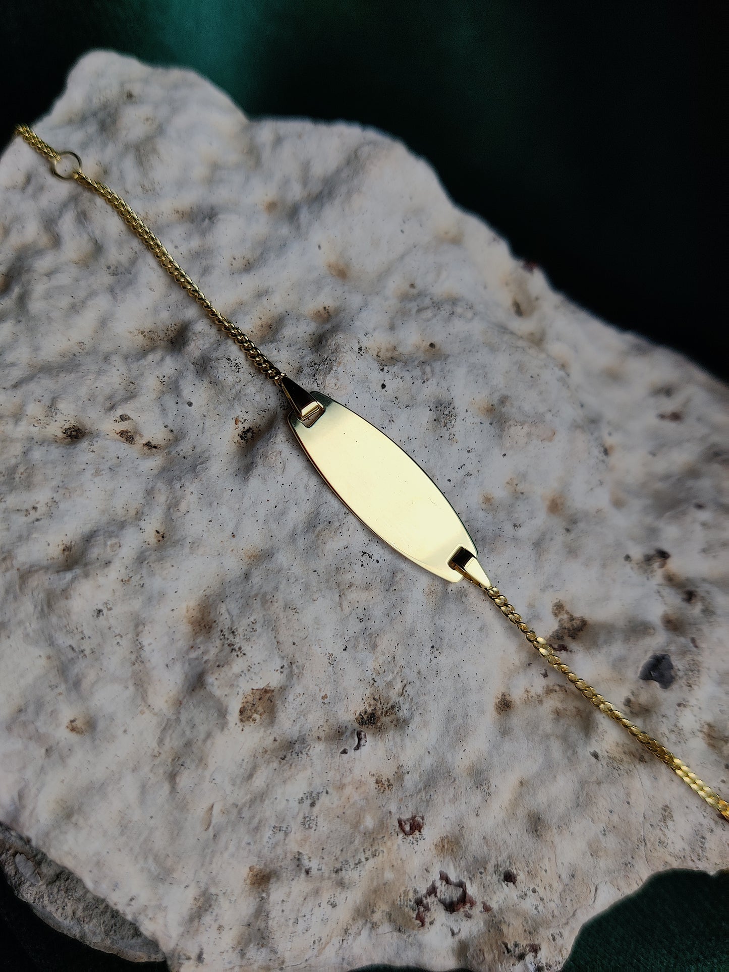 Babyarmbandje in 14k geel goud met naam en datum
