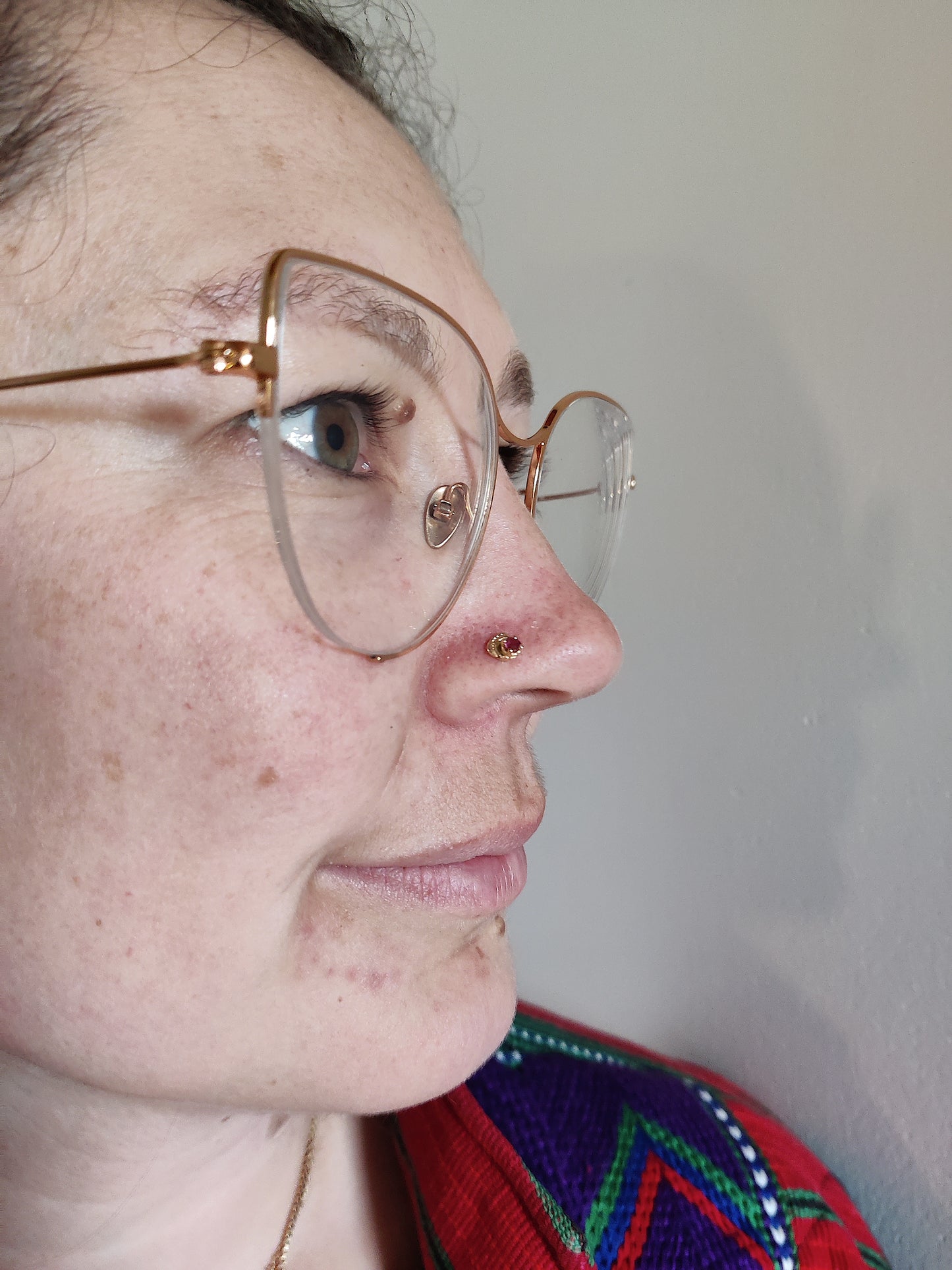 Neuspiercing in 18k geelgoud met robijn - Sali