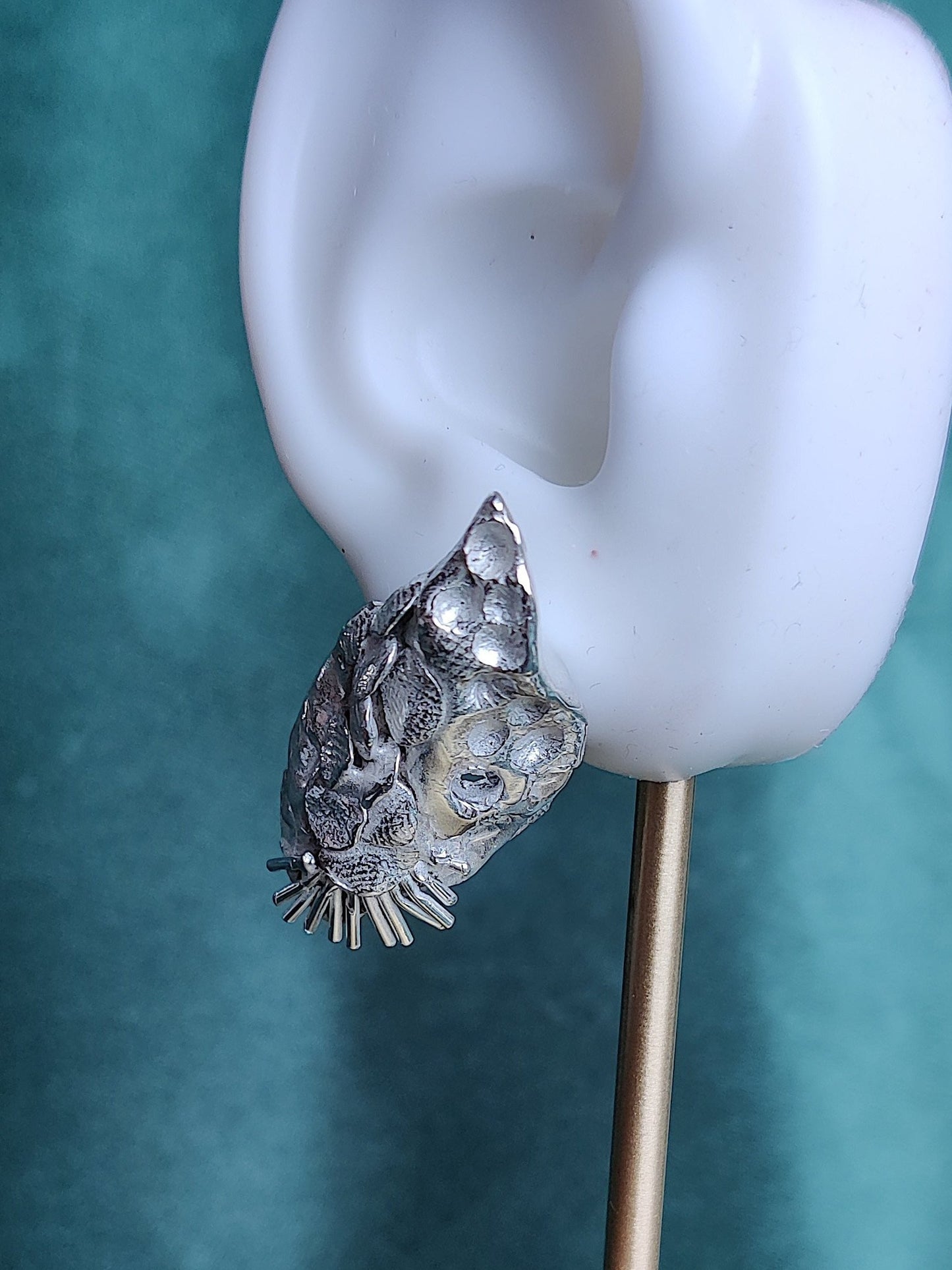 zilvere oorstuds met organische patronen