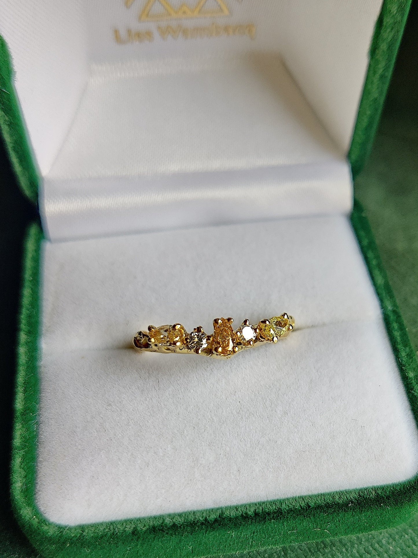 geelgouden ring met peervormige diamant natuurlijk getint