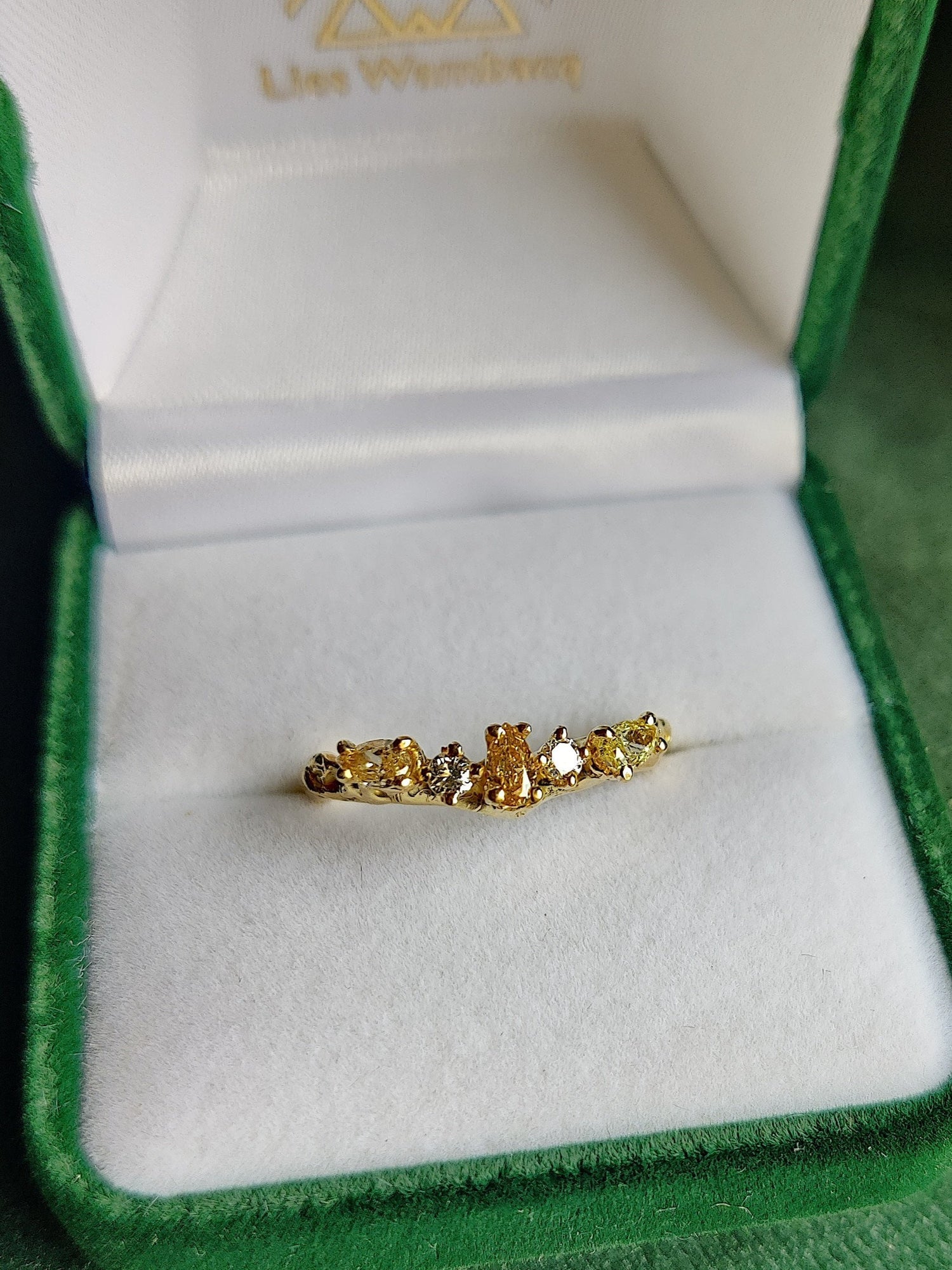 geelgouden ring met peervormige diamant natuurlijk getint