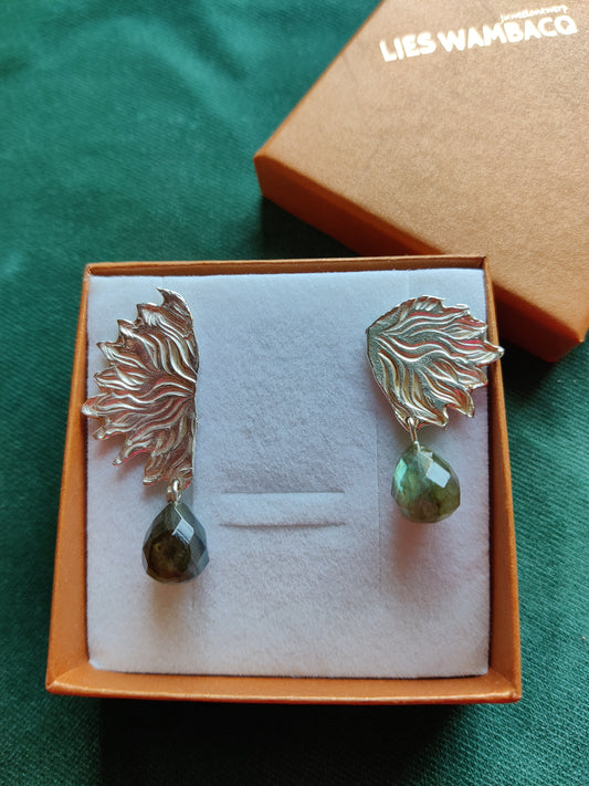 Oorbel in zilver met Labradoriet: Feline