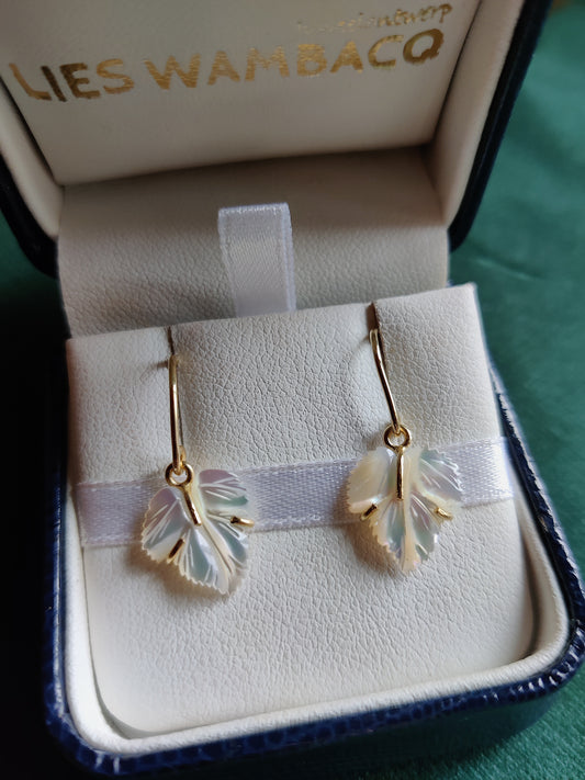 Oorbellen in 18K geel goud met parelmoer: Blaadje