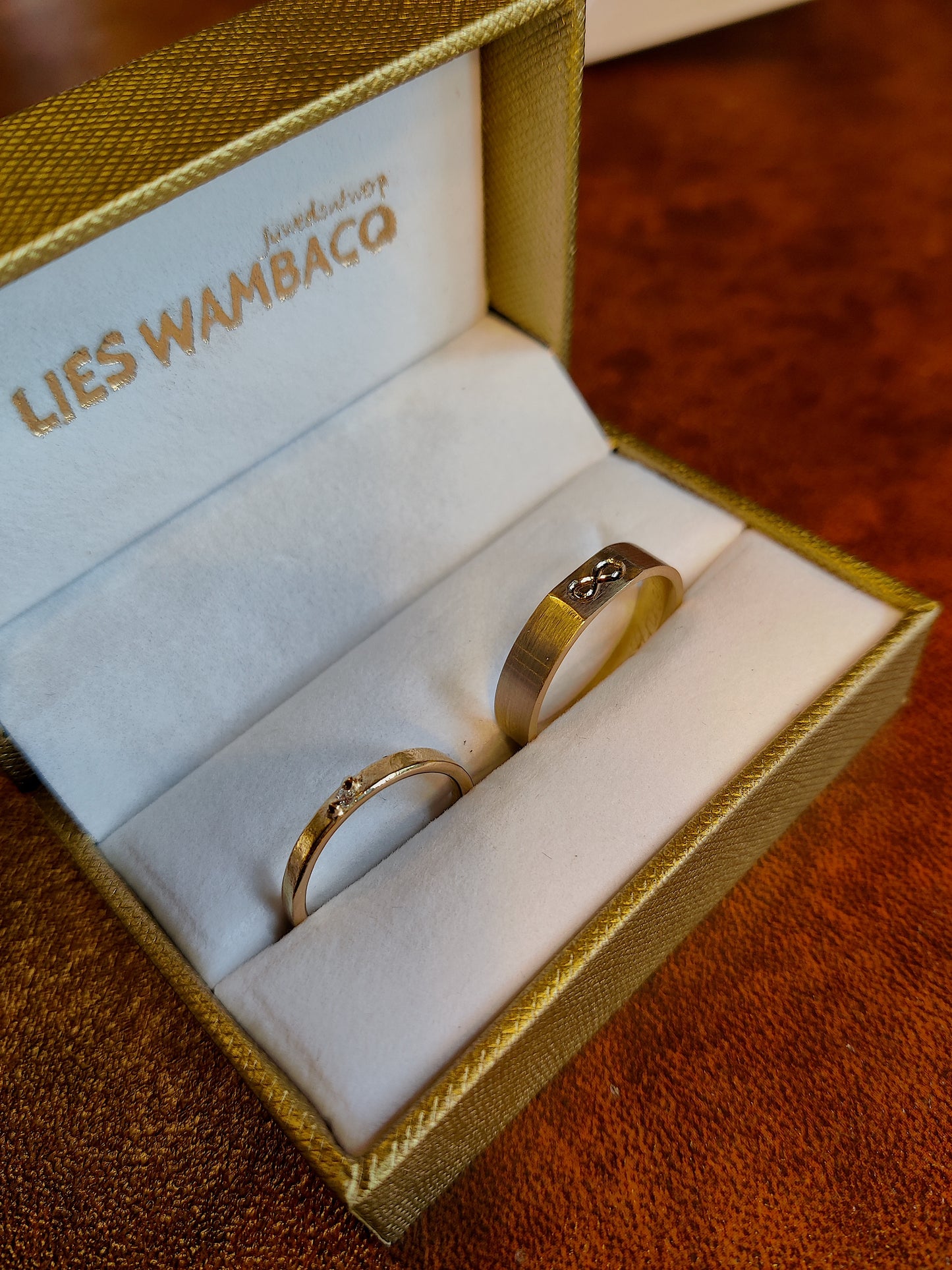 Trouwringen in 18K geel goud met diamant: op maat gemaakt