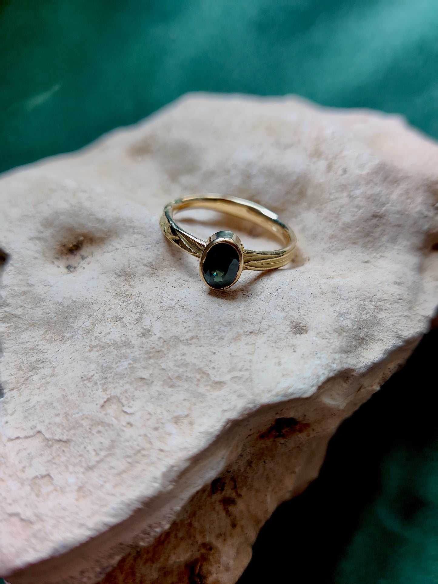 Ring in 18k geel goud met groene ovale saffier: Op maat gemaakt