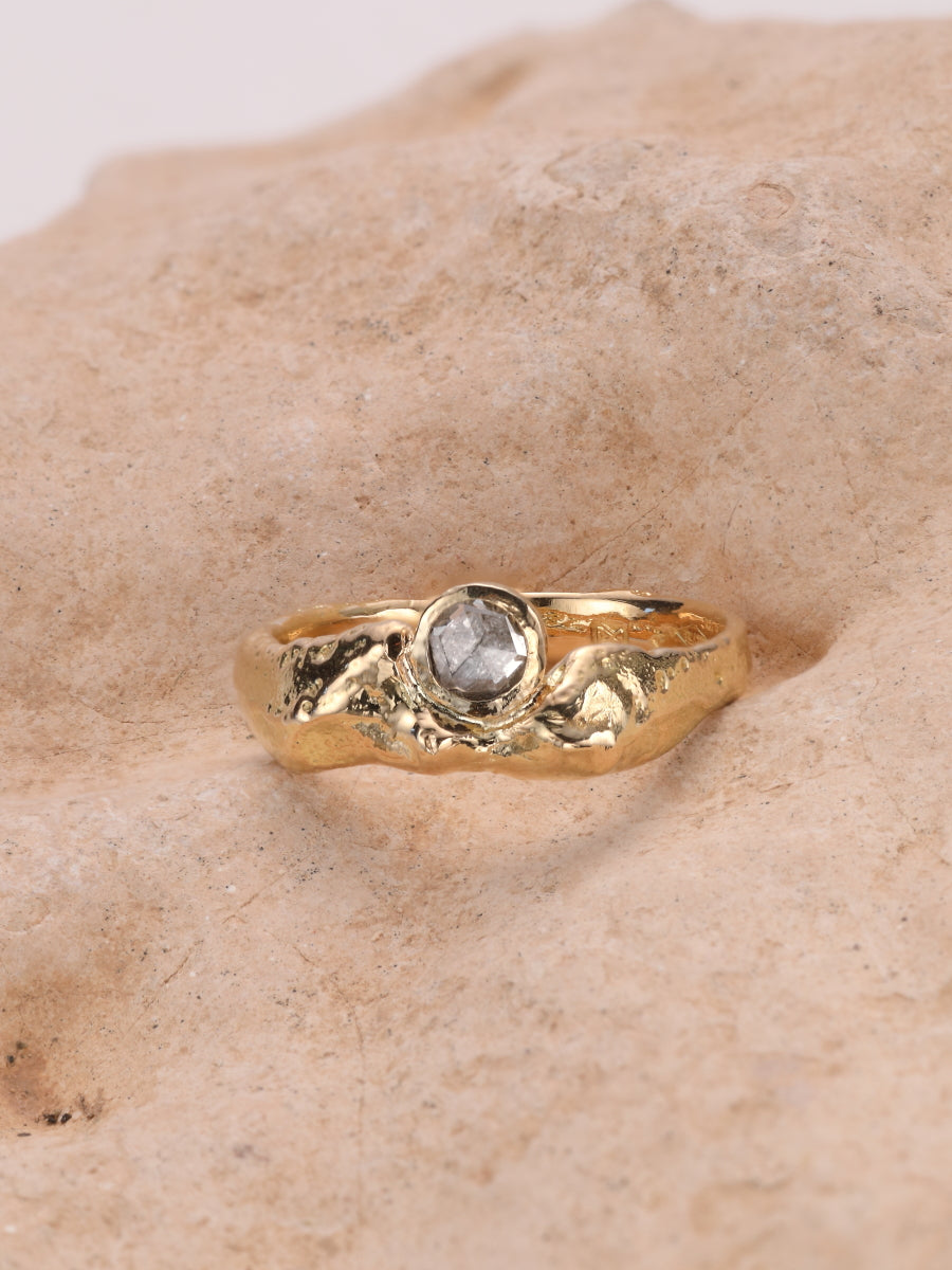 Ring in 18k geel goud met rose cut diamant: Imara