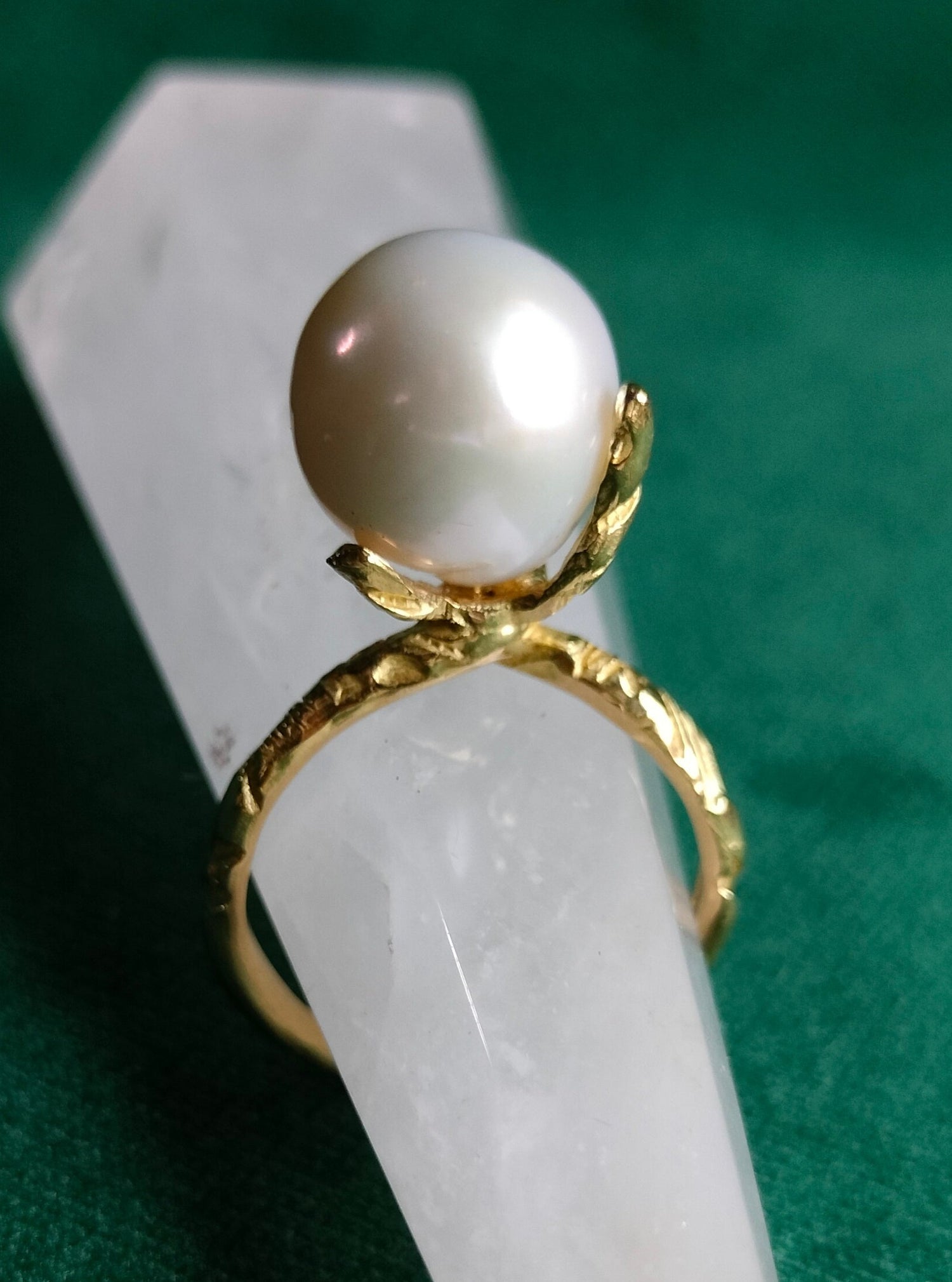 Geelgouden ring met pootjes en grote parel
