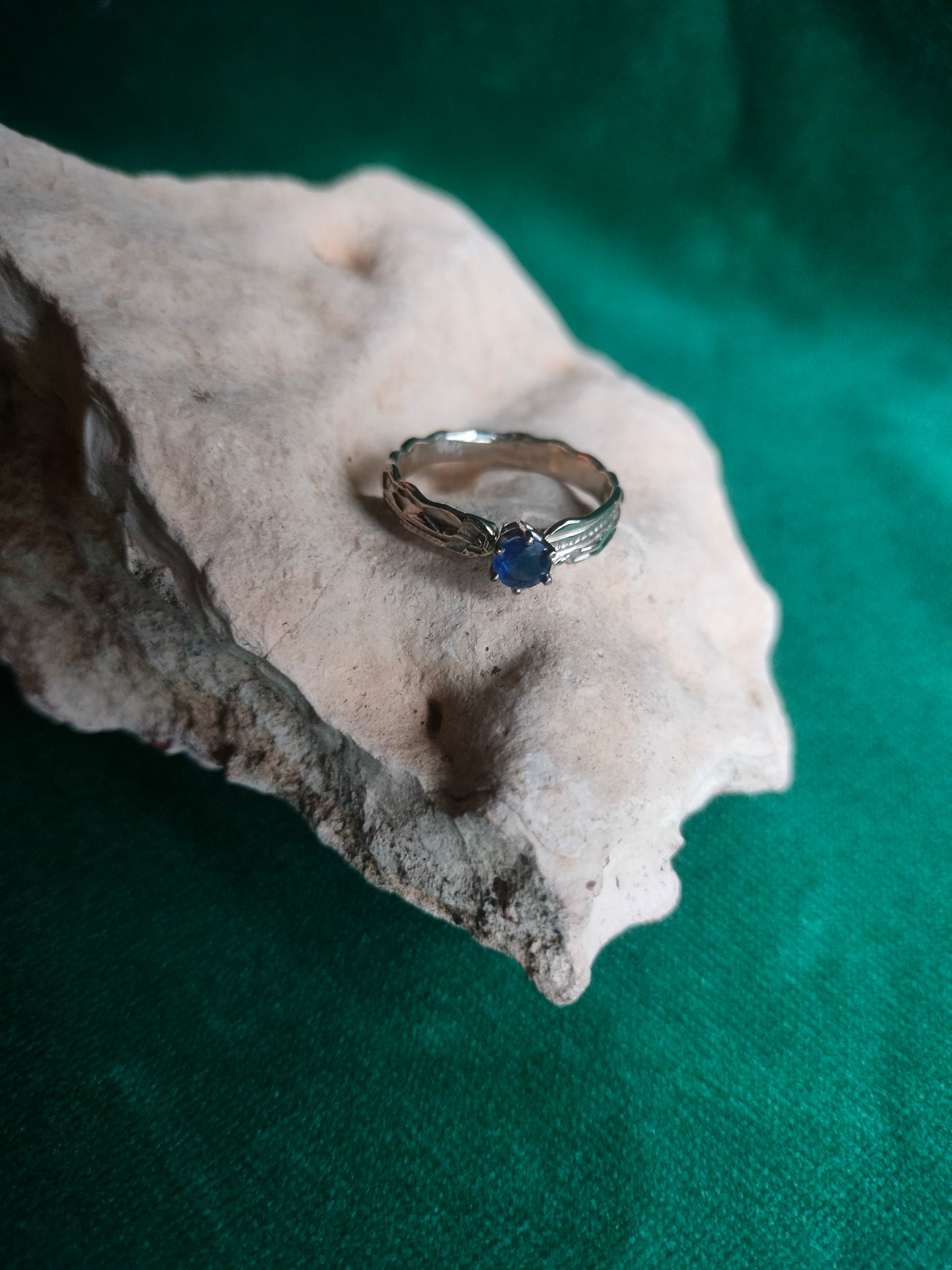 Ring in 18k wit goud met blauwe saffier - Lea