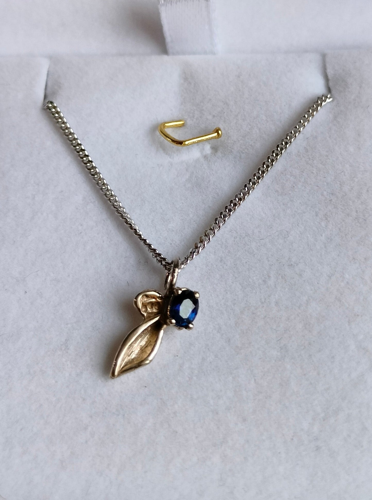 fijn klein wit gouden hangertje met blauwe saffier
