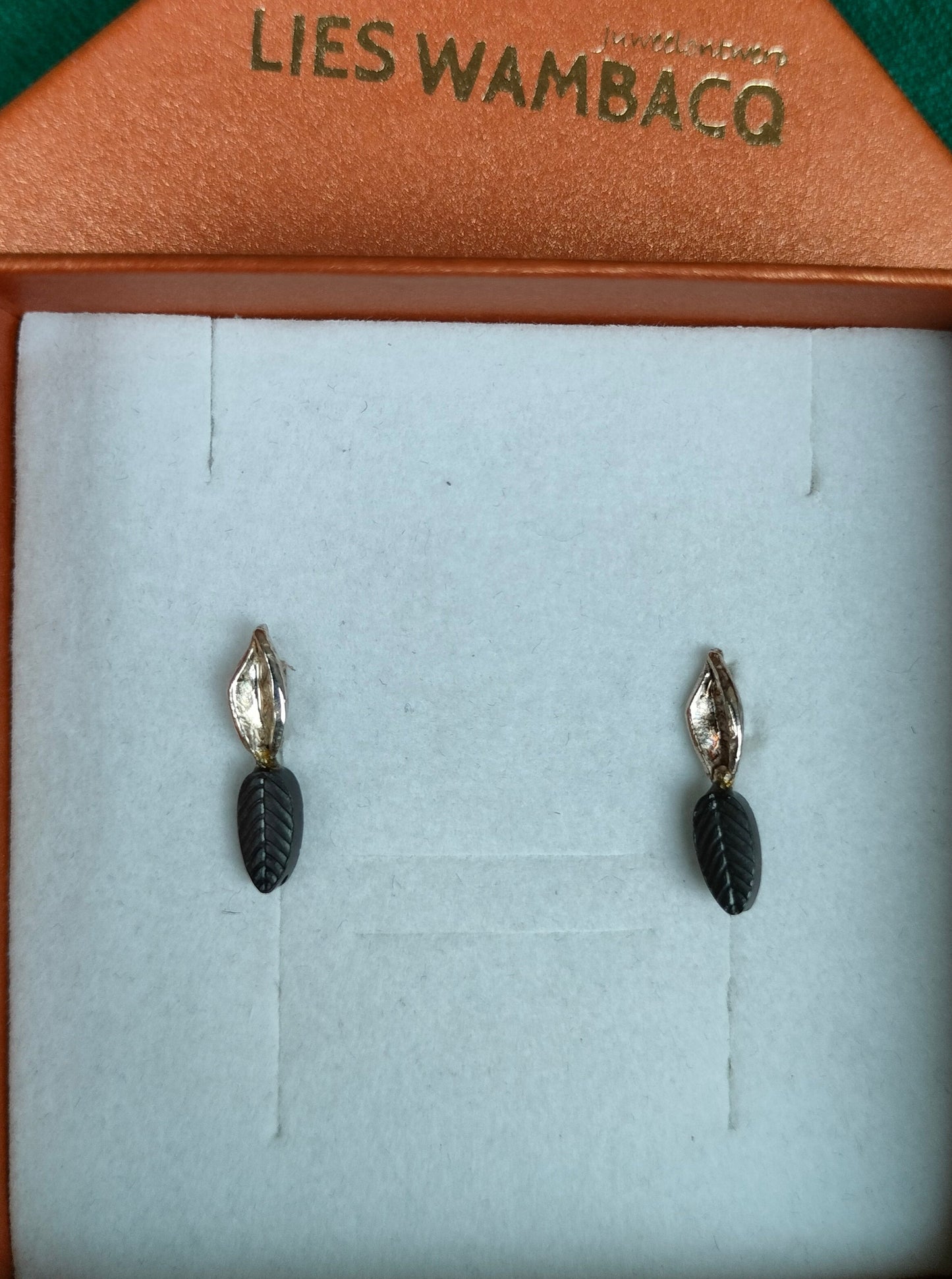 Blaadjes oorbellen in zilver en edelsteen