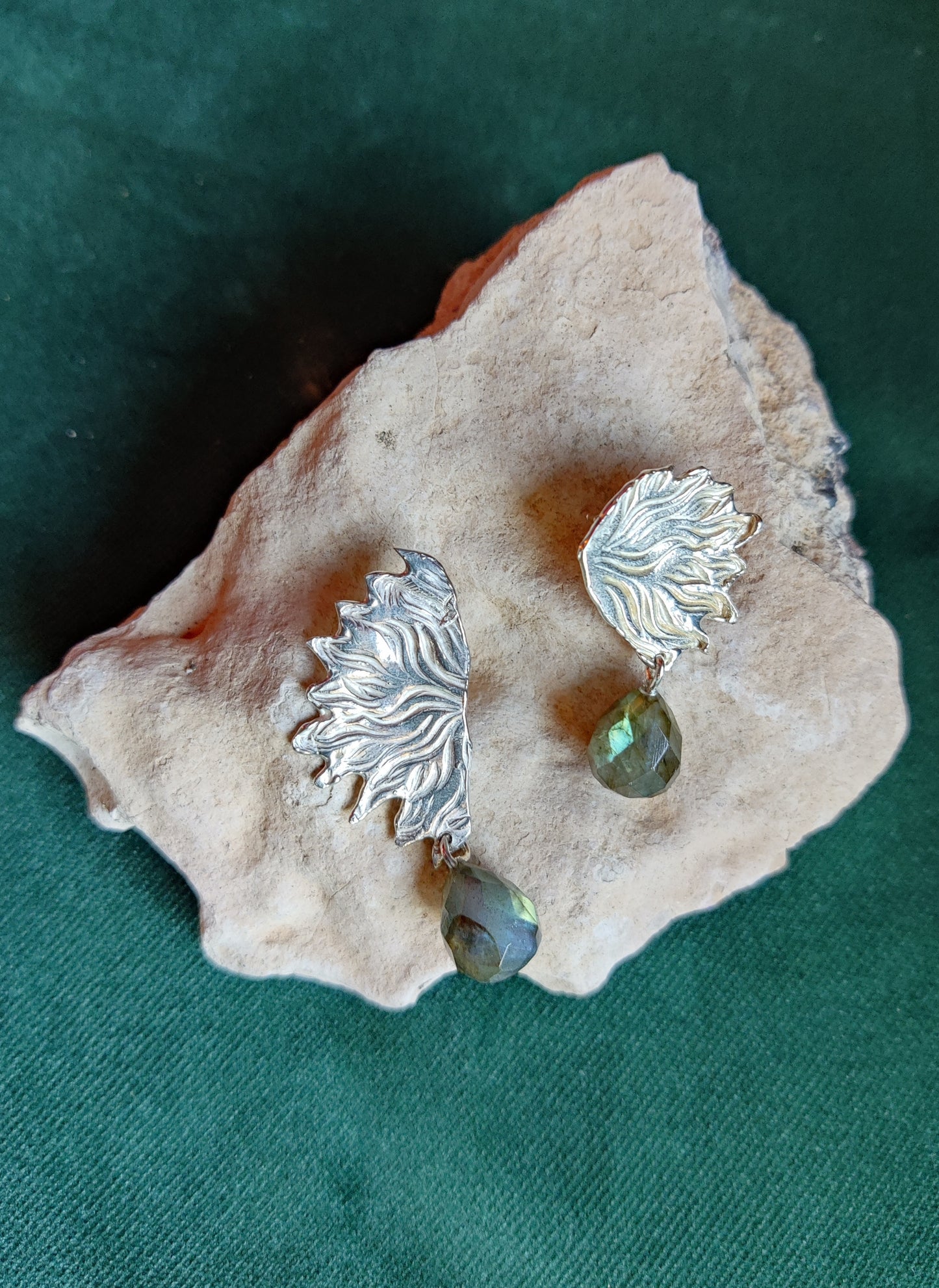 Oorbel in zilver met Labradoriet: Feline