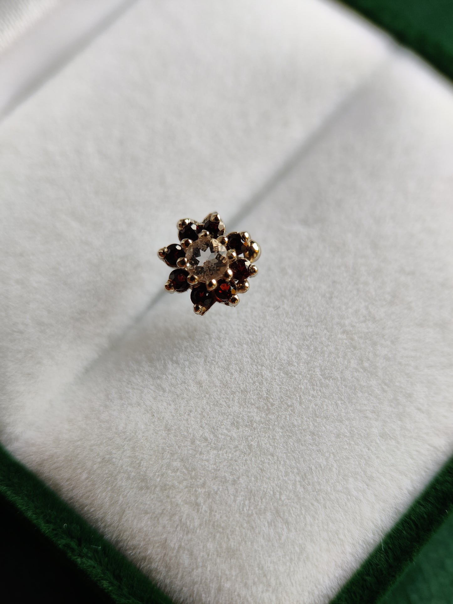Losse oorbel of neuspiercing in 18k wit goud, bloemetje met morganiet en granaat: Morgane