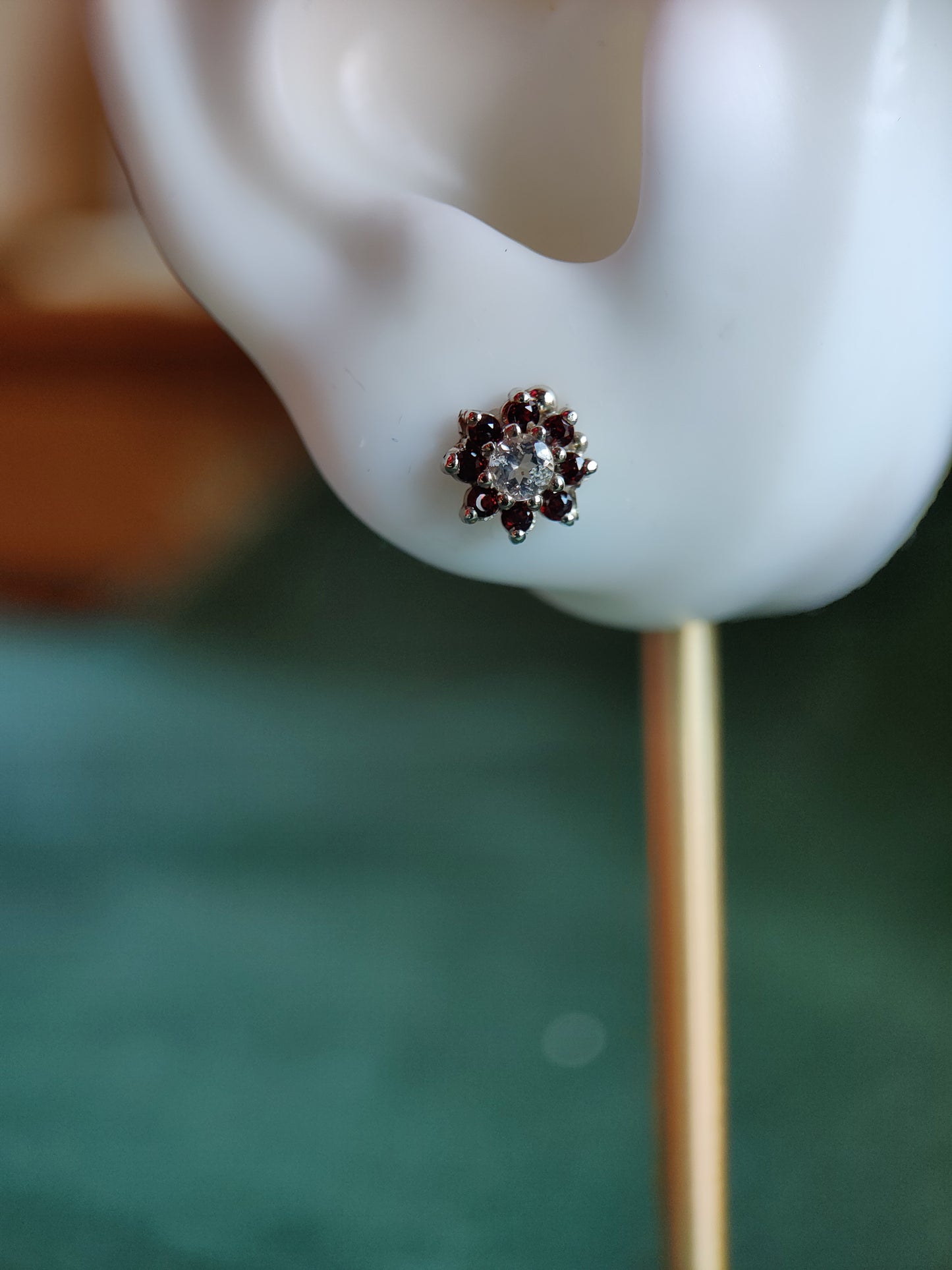 Losse oorbel of neuspiercing in 18k wit goud, bloemetje met morganiet en granaat: Morgane