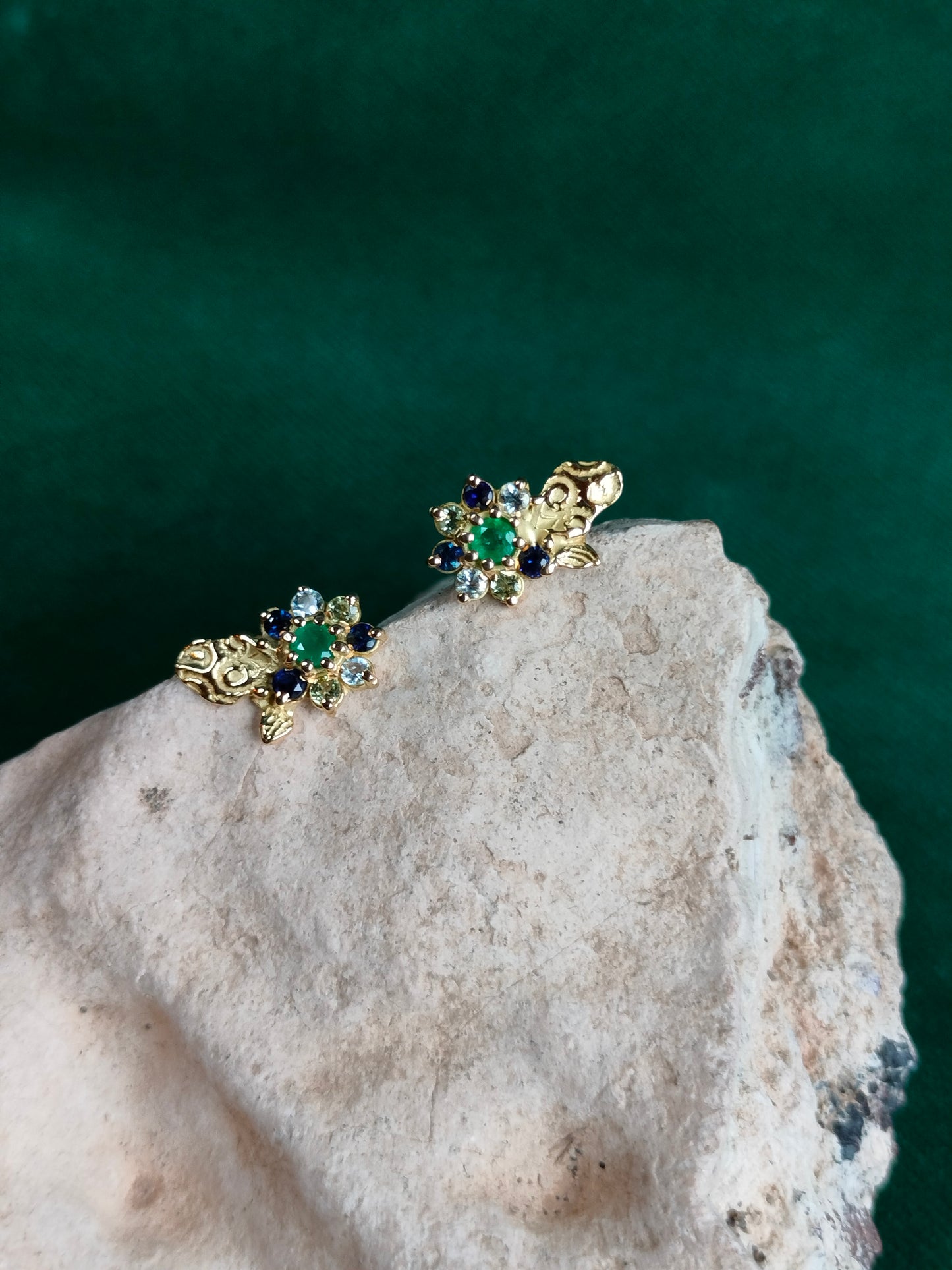 Oorbellen in 18k geel goud met smaragd, aqua, saffier en peridoot: Liene