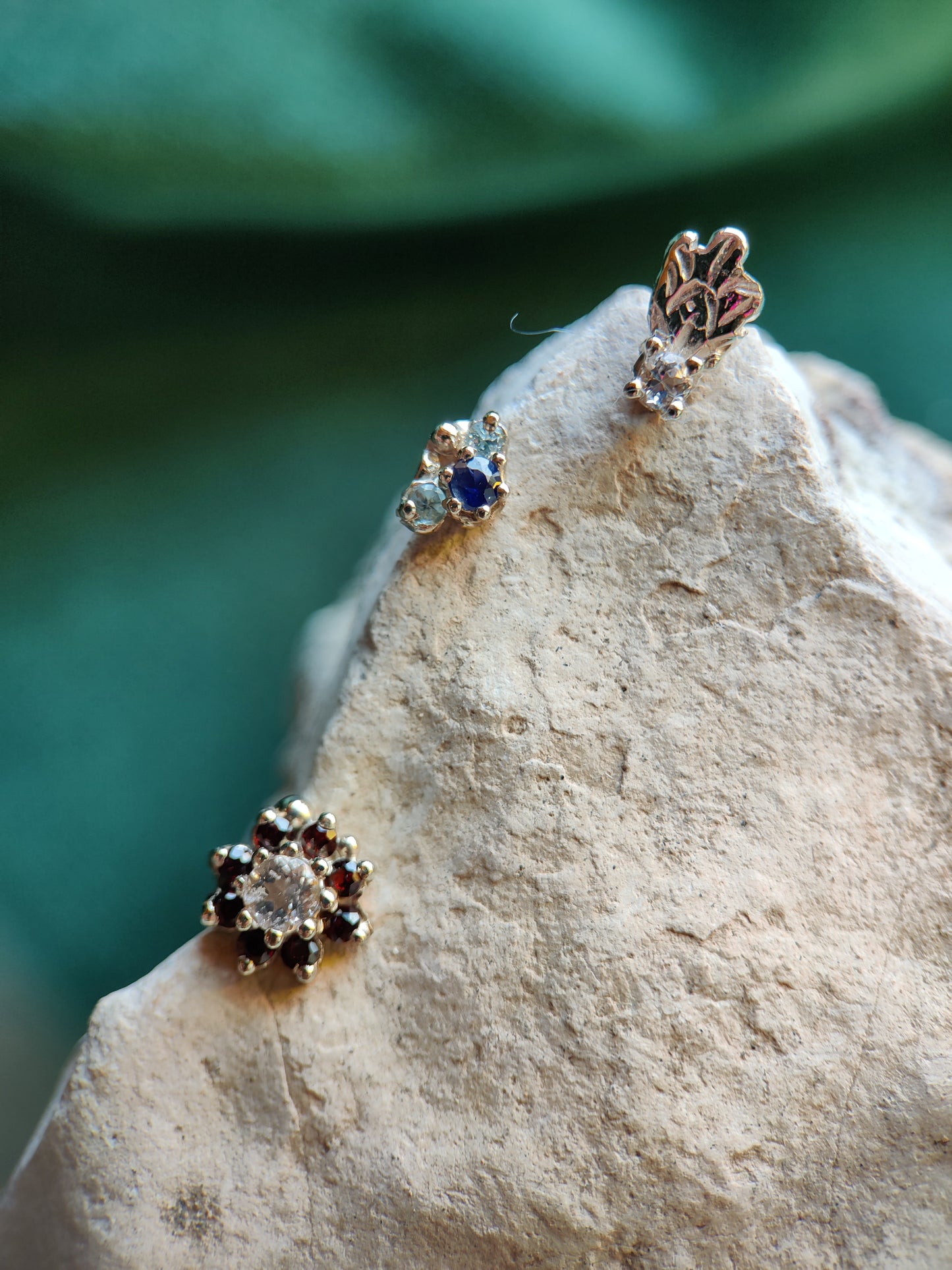 Losse oorbel of neuspiercing in 18k wit goud met morganiet: Robine