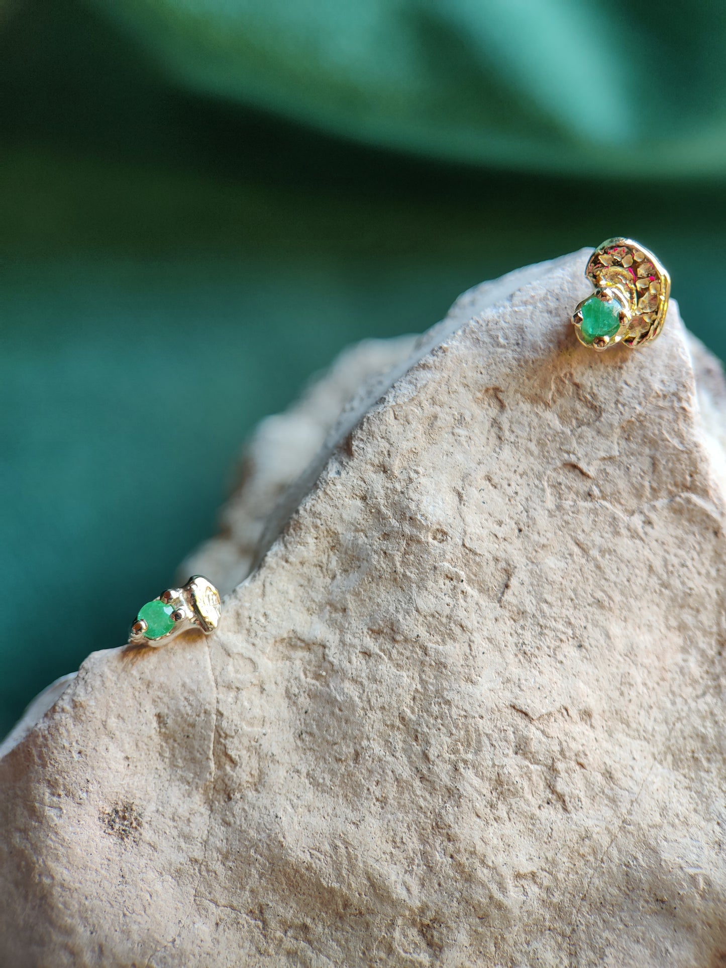 Losse oorbel of neuspiercing in 18k geel goud met smaragd: Annemarie