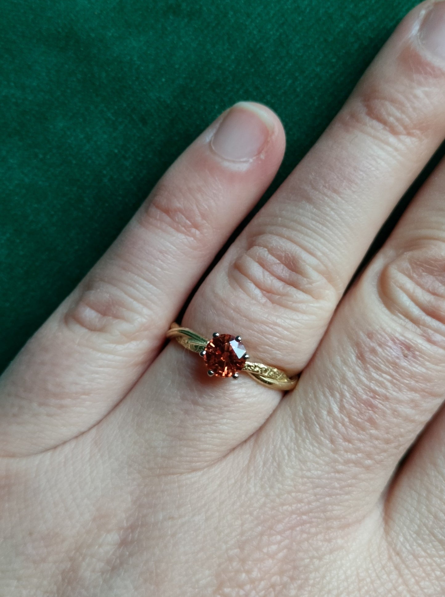 Gevlochten ring met oranje steen