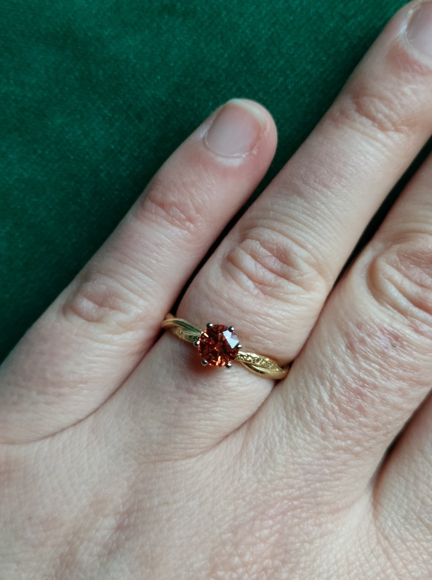 Gevlochten ring met oranje steen