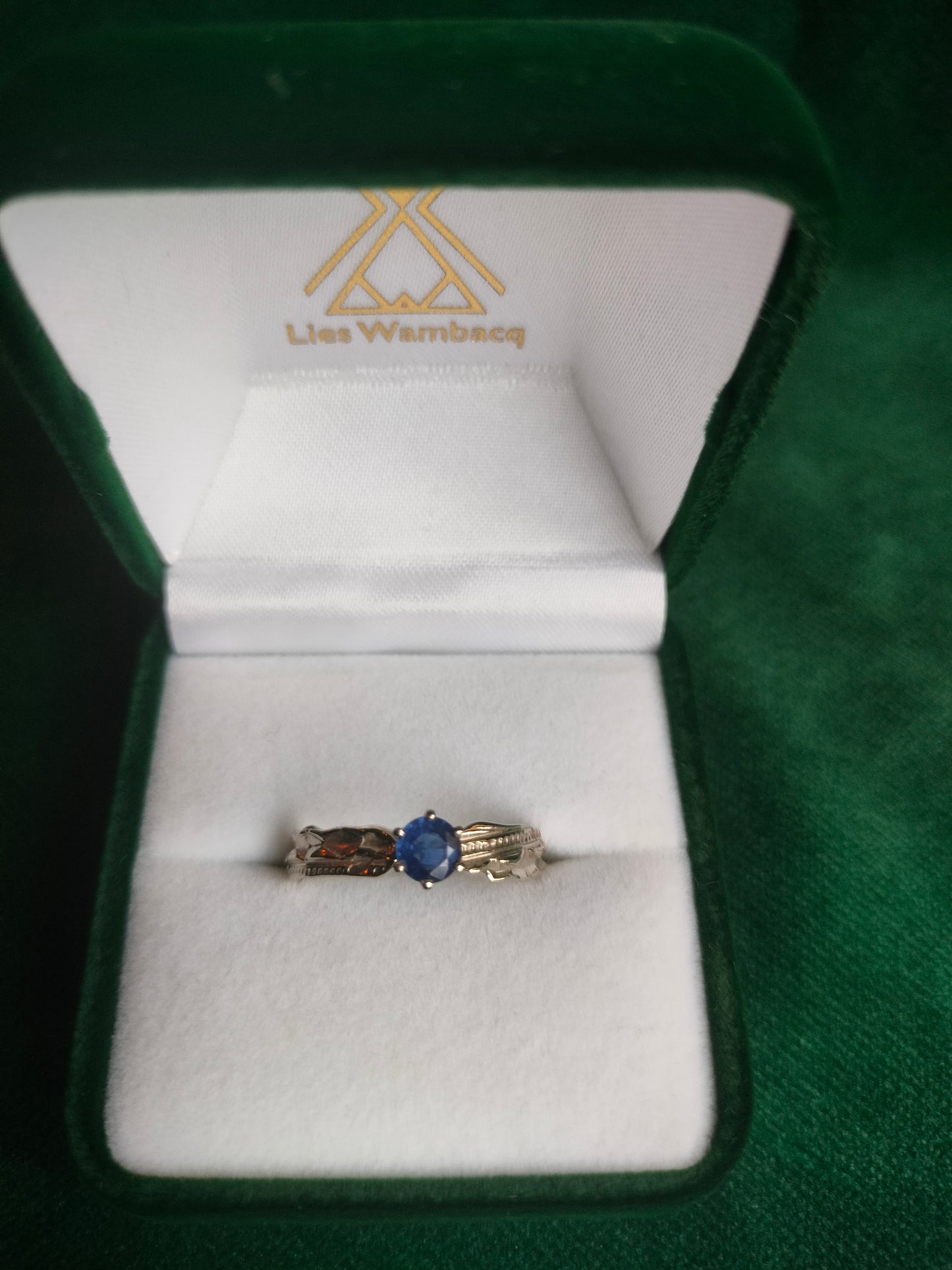 Ring in 18k wit goud met blauwe saffier - Lea
