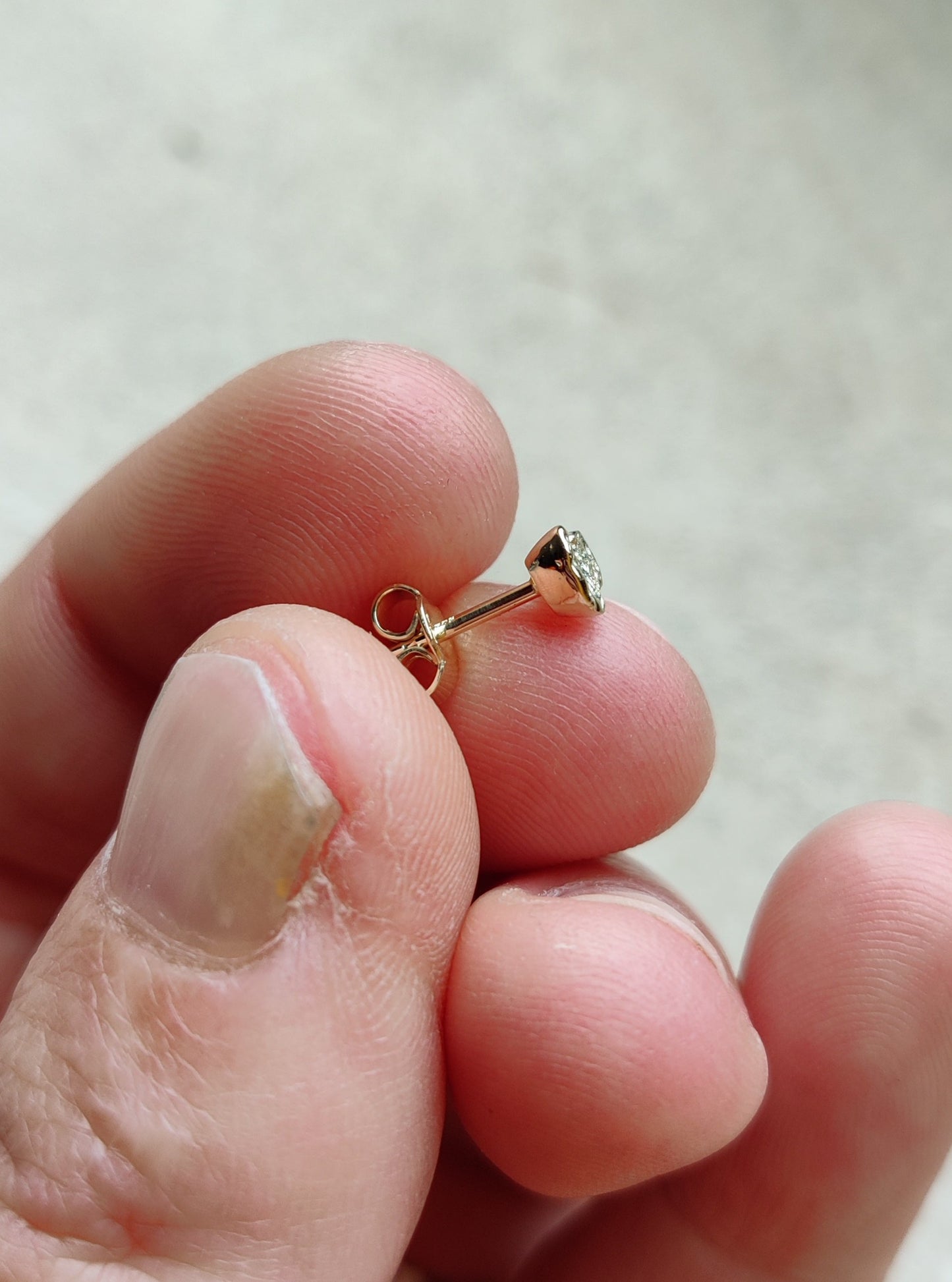 Oorsteker in 14k geel goud met as aan de binnenkant.