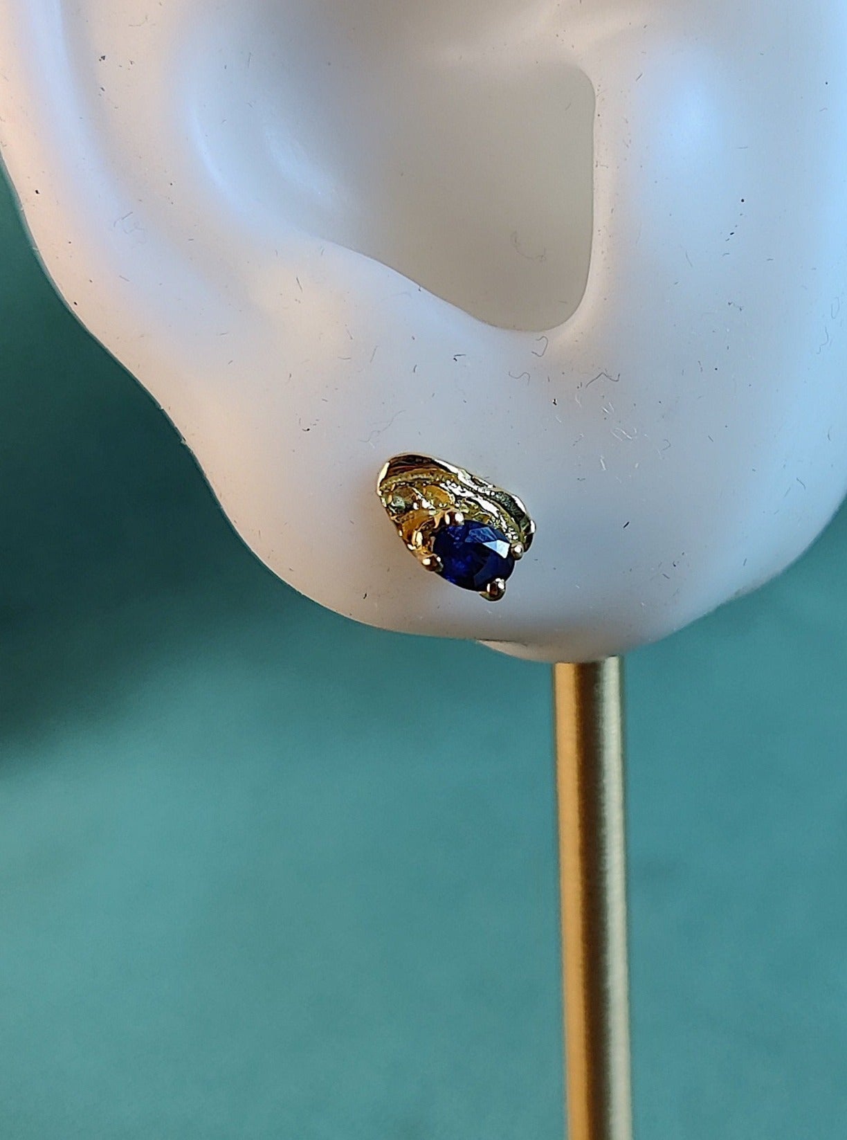 losse geel gouden boho oorsteker met ovale blauwe saffier