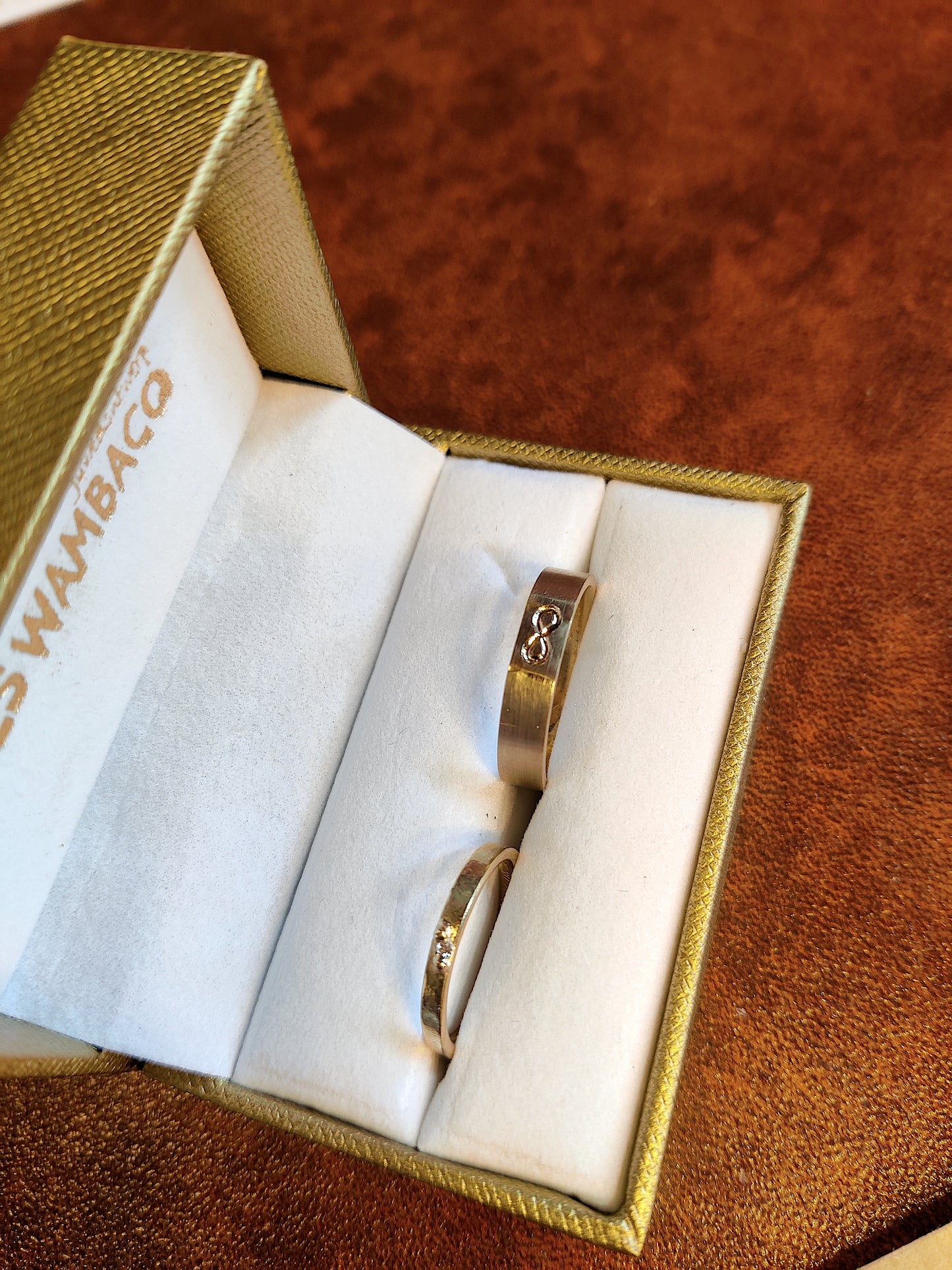 Trouwringen in 18K geel goud met diamant: op maat gemaakt
