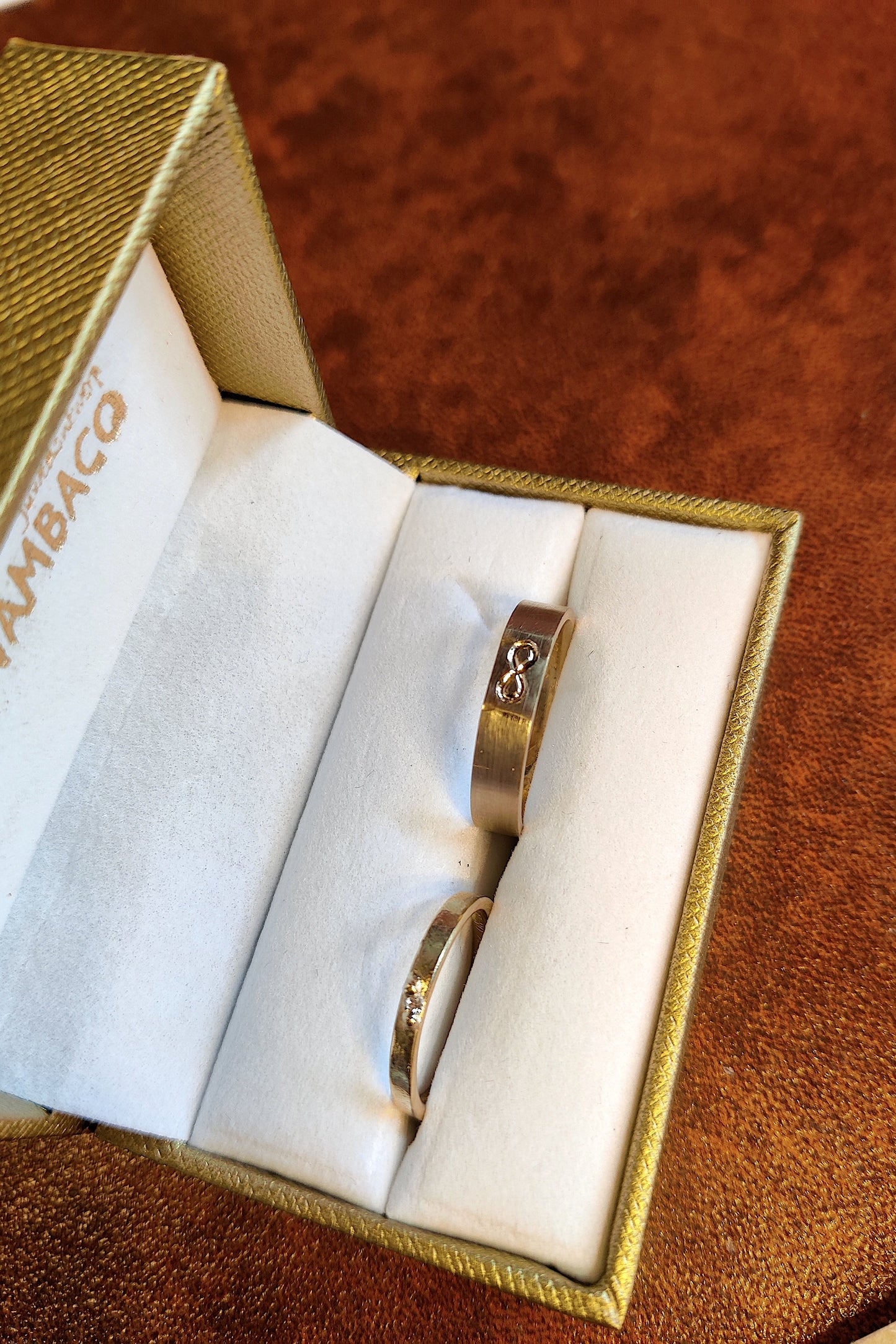 Trouwringen in 18K geel goud met diamant: op maat gemaakt