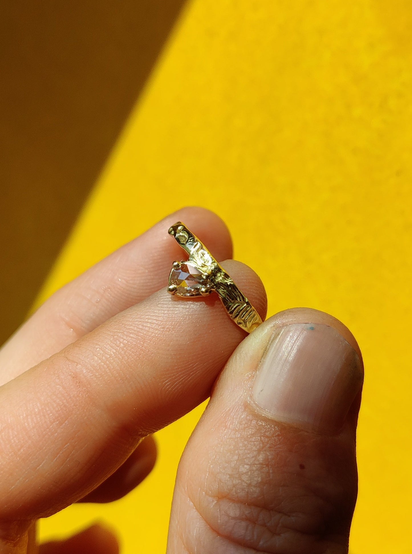 Geel gouden verlovingsring op maat gemaakt
