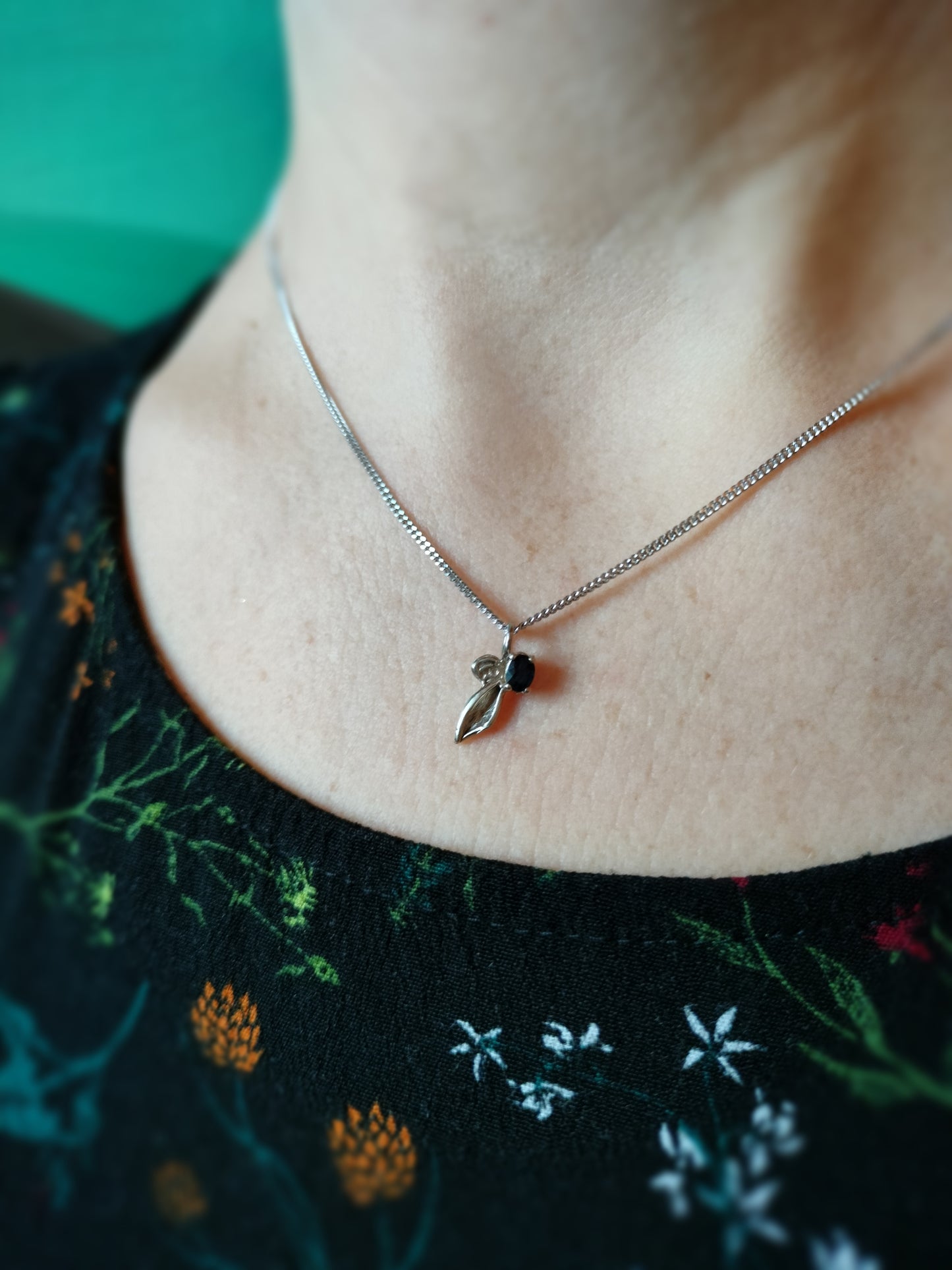 wit gouden mini hangertje met geboortesteen september