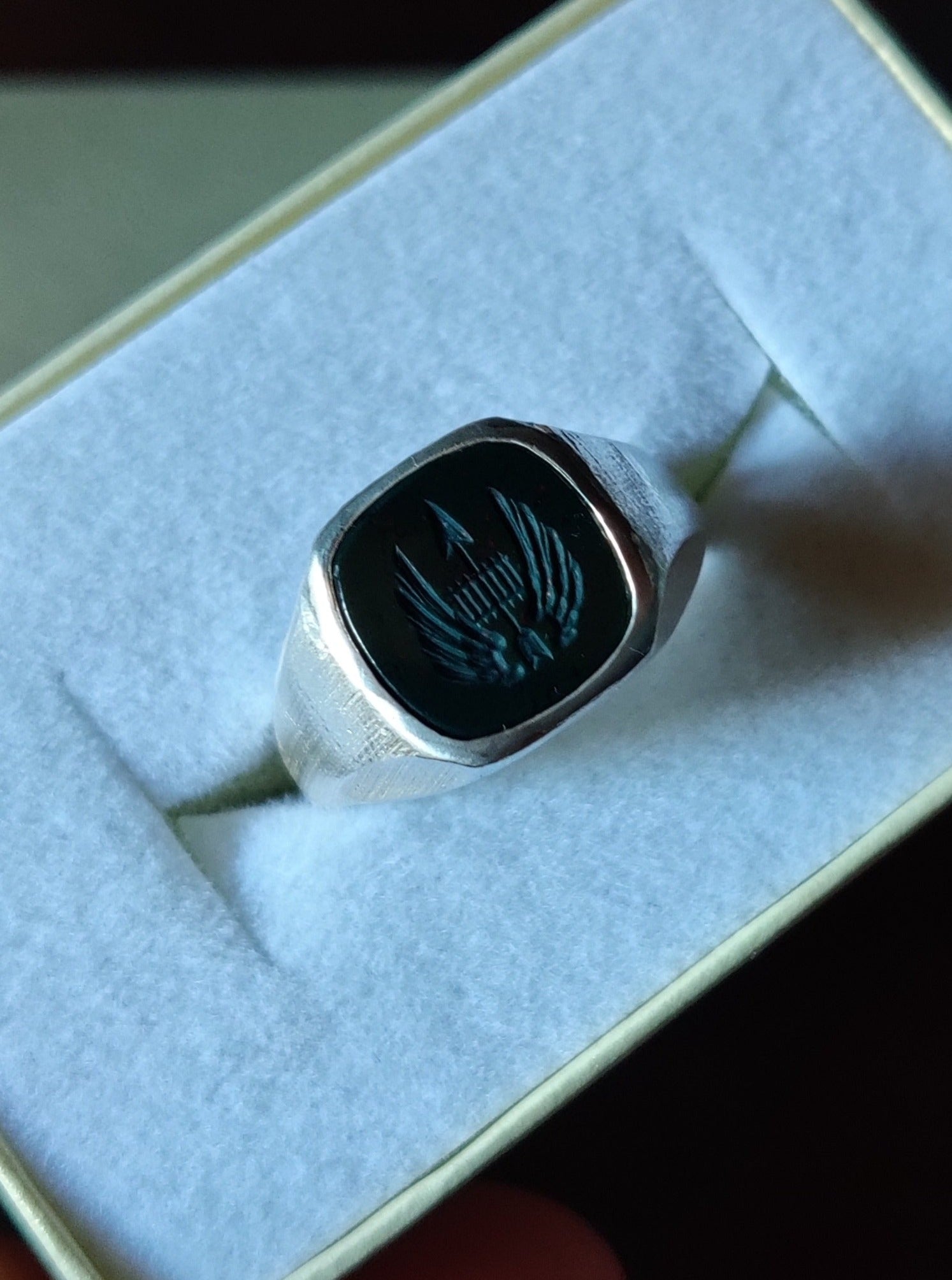 wit gouden mannenring met wapenschild