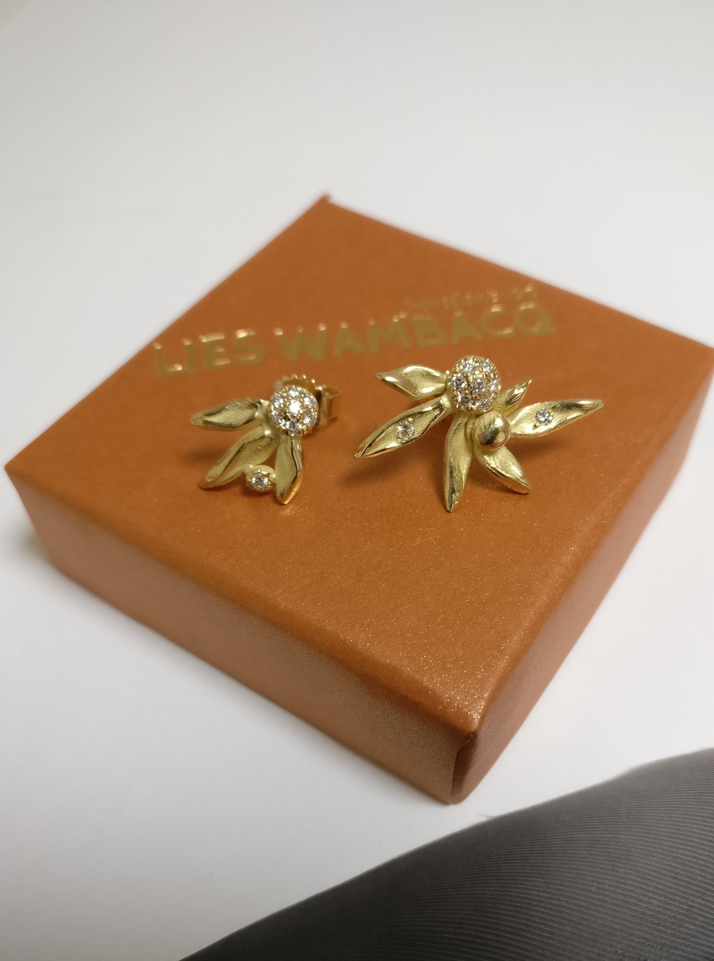 Oorbellen in 18k geel goud met diamant: op maat gemaakt.