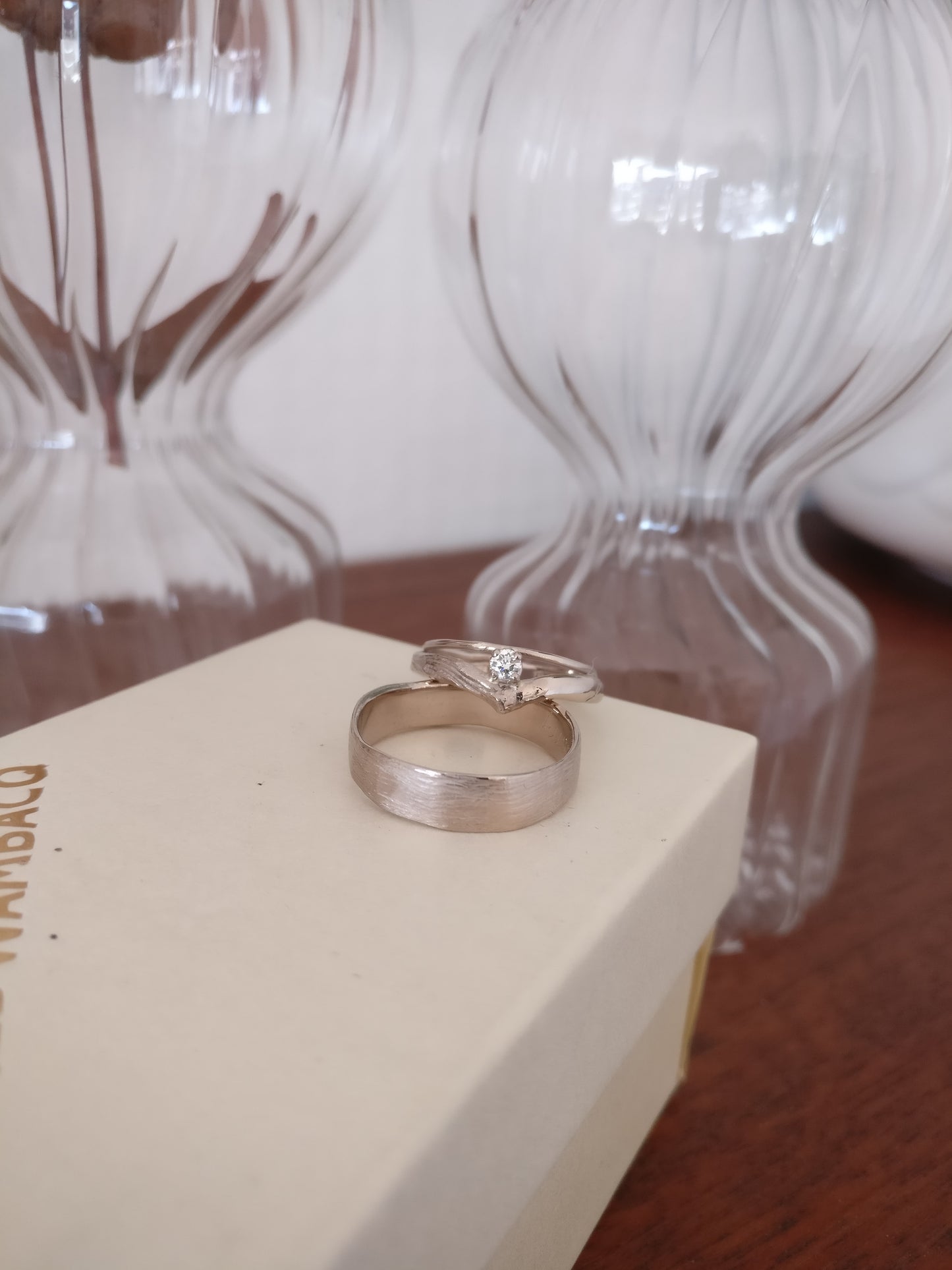 Trouwringen in 18K palladium wit goud met diamant: op maat gemaakt