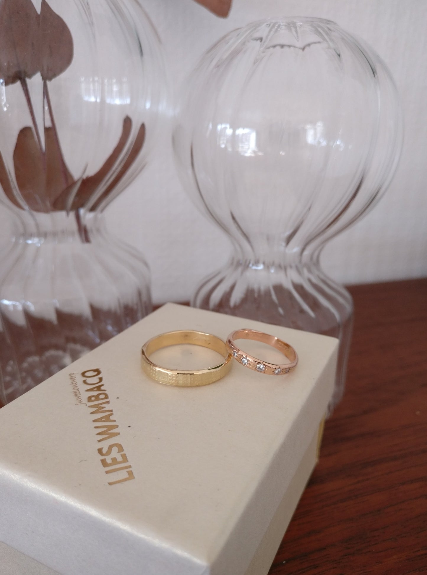 Trouwringen in 18k rosé en geel goud met diamant: op maat gemaakt