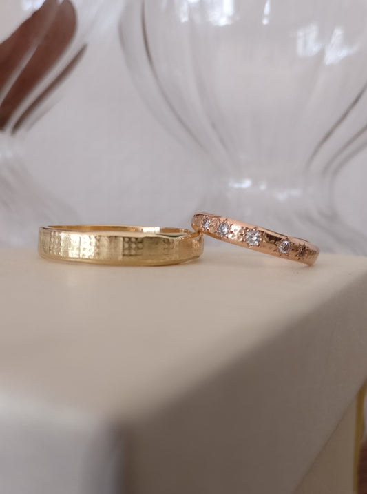 Trouwringen in 18k rosé en geel goud met diamant: op maat gemaakt