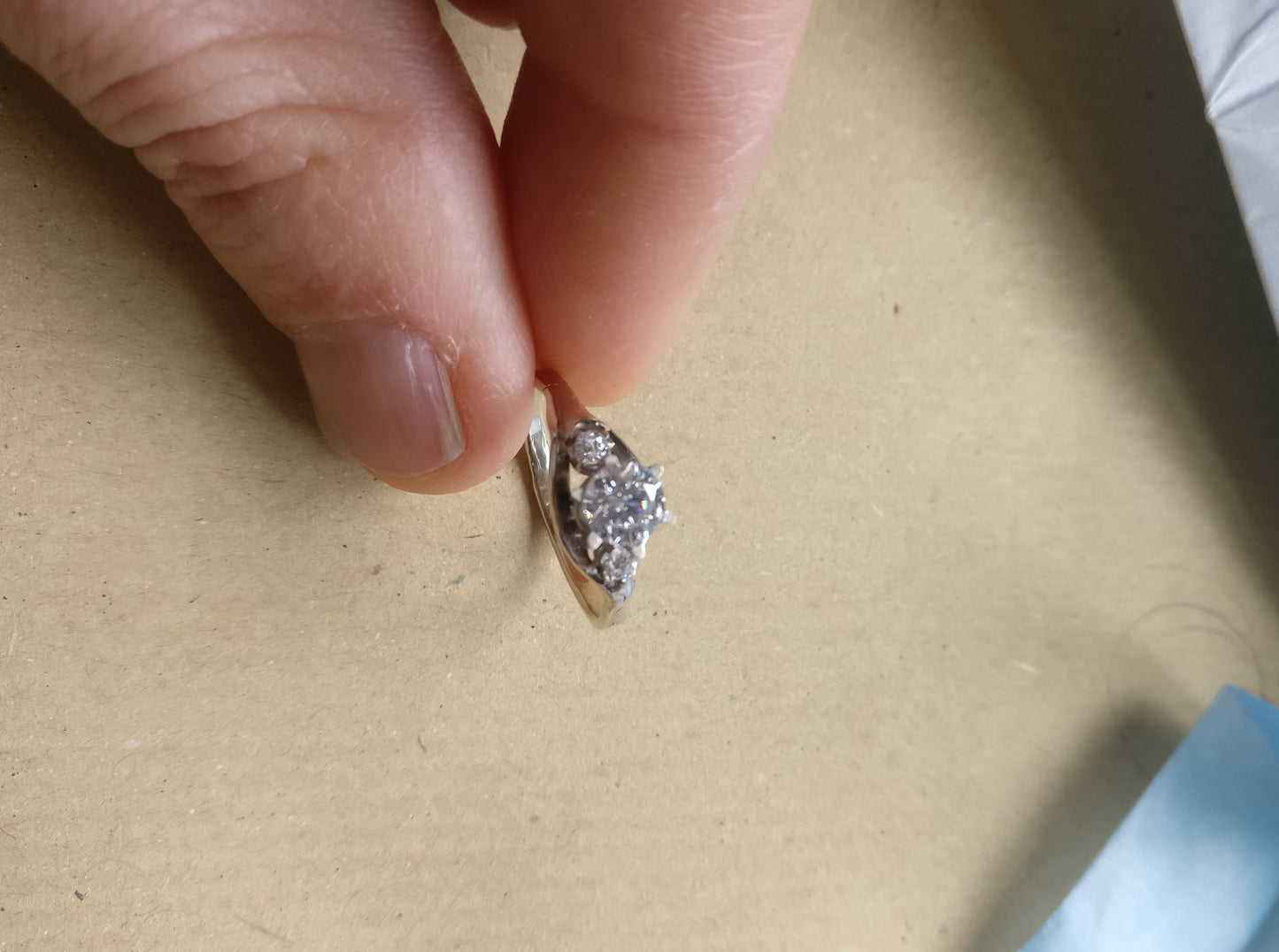 Verlovingsring in 18k champagne goud met diamant: op maat gemaakt