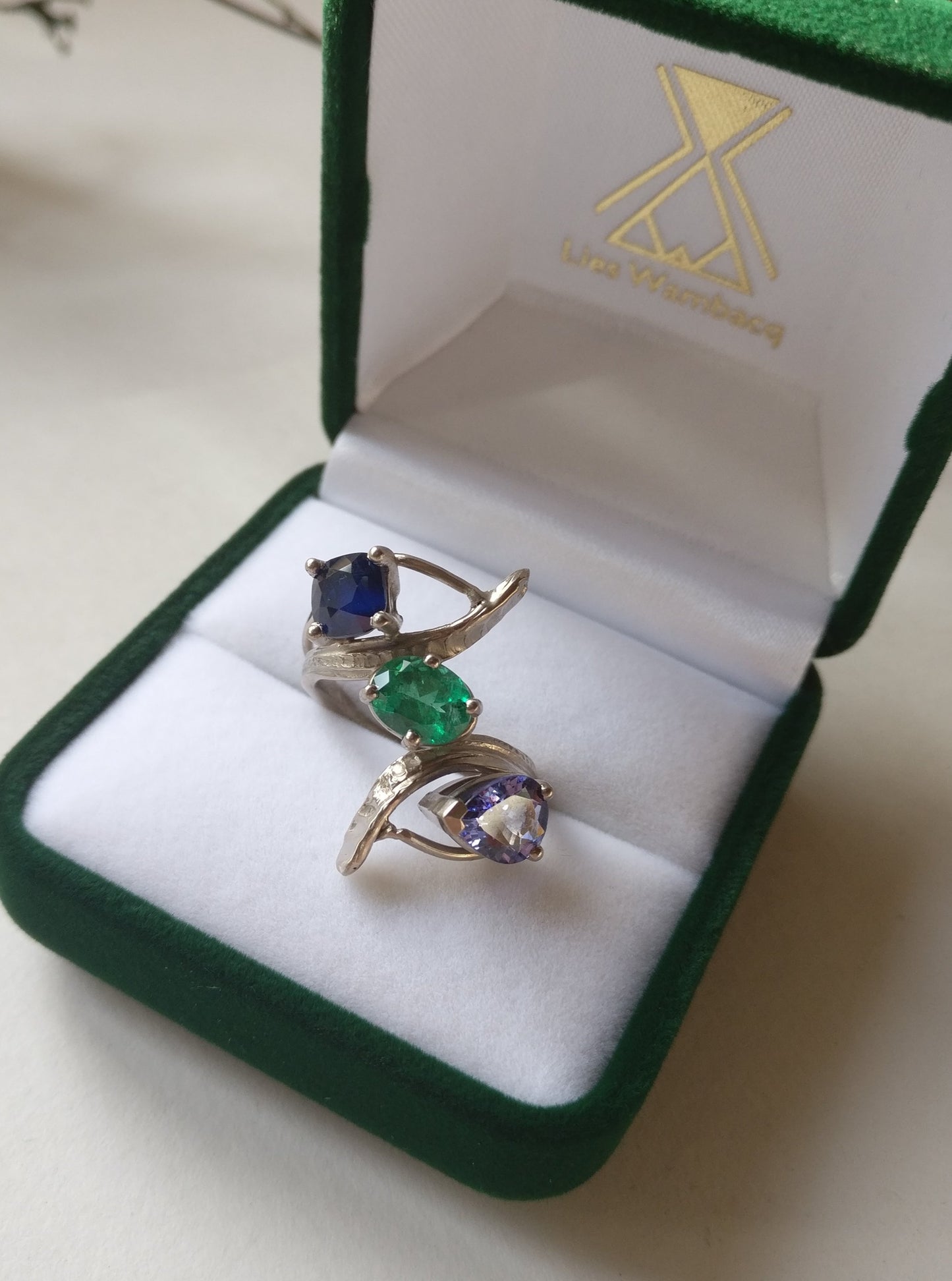 Ring in 18k wit goud met smaragd, saffier en tanzaniet: op maat gemaakt.