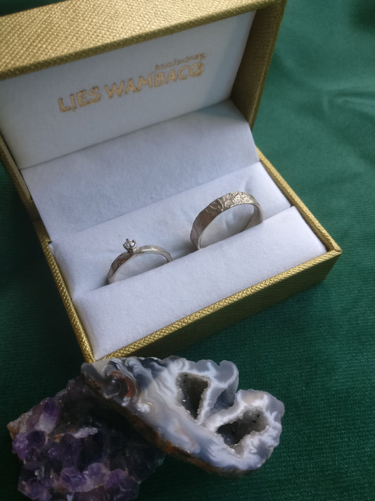 Trouwringen in 18k wit goud met diamant: op maat gemaakt