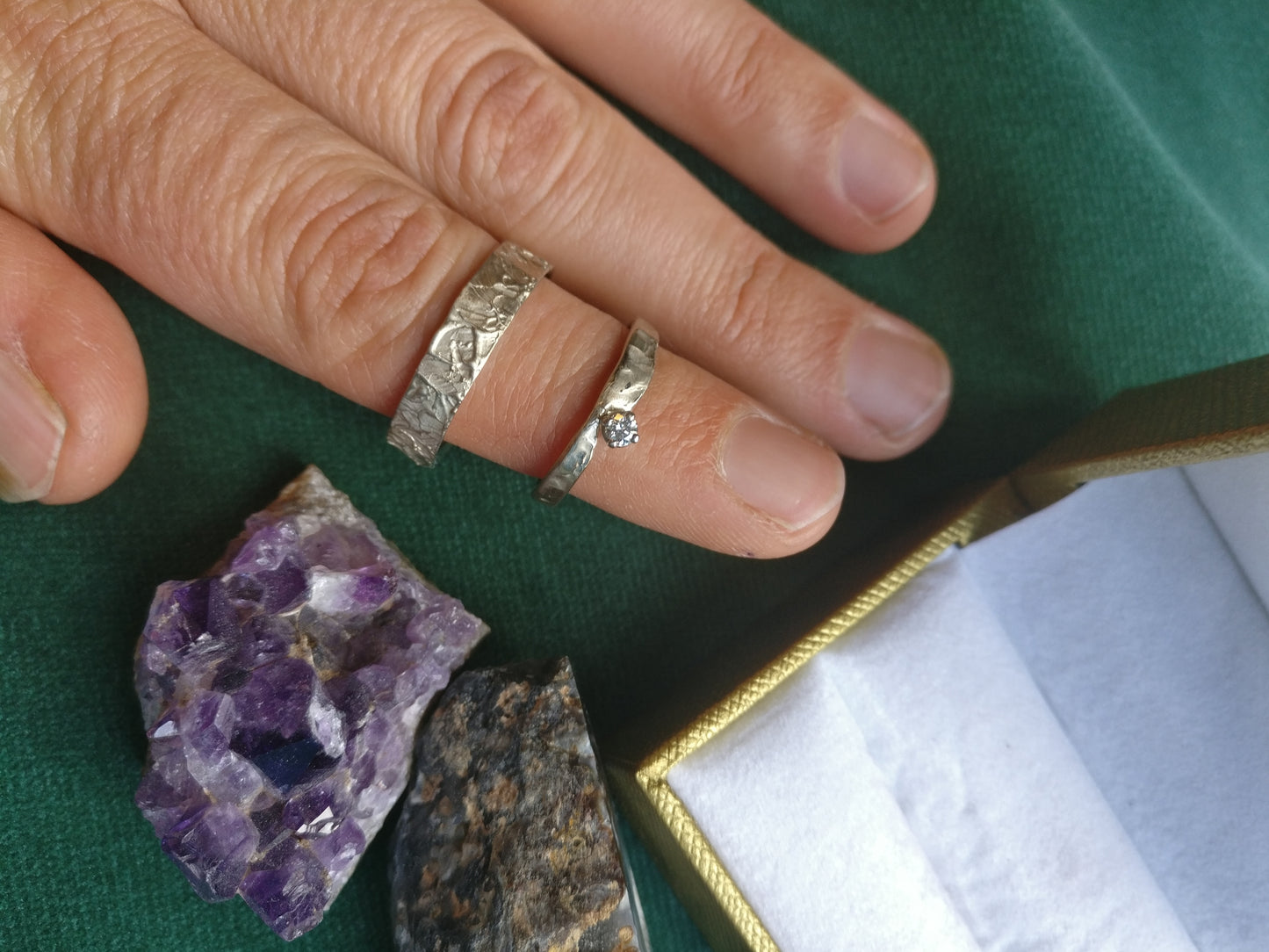 Trouwringen in 18k wit goud met diamant: op maat gemaakt