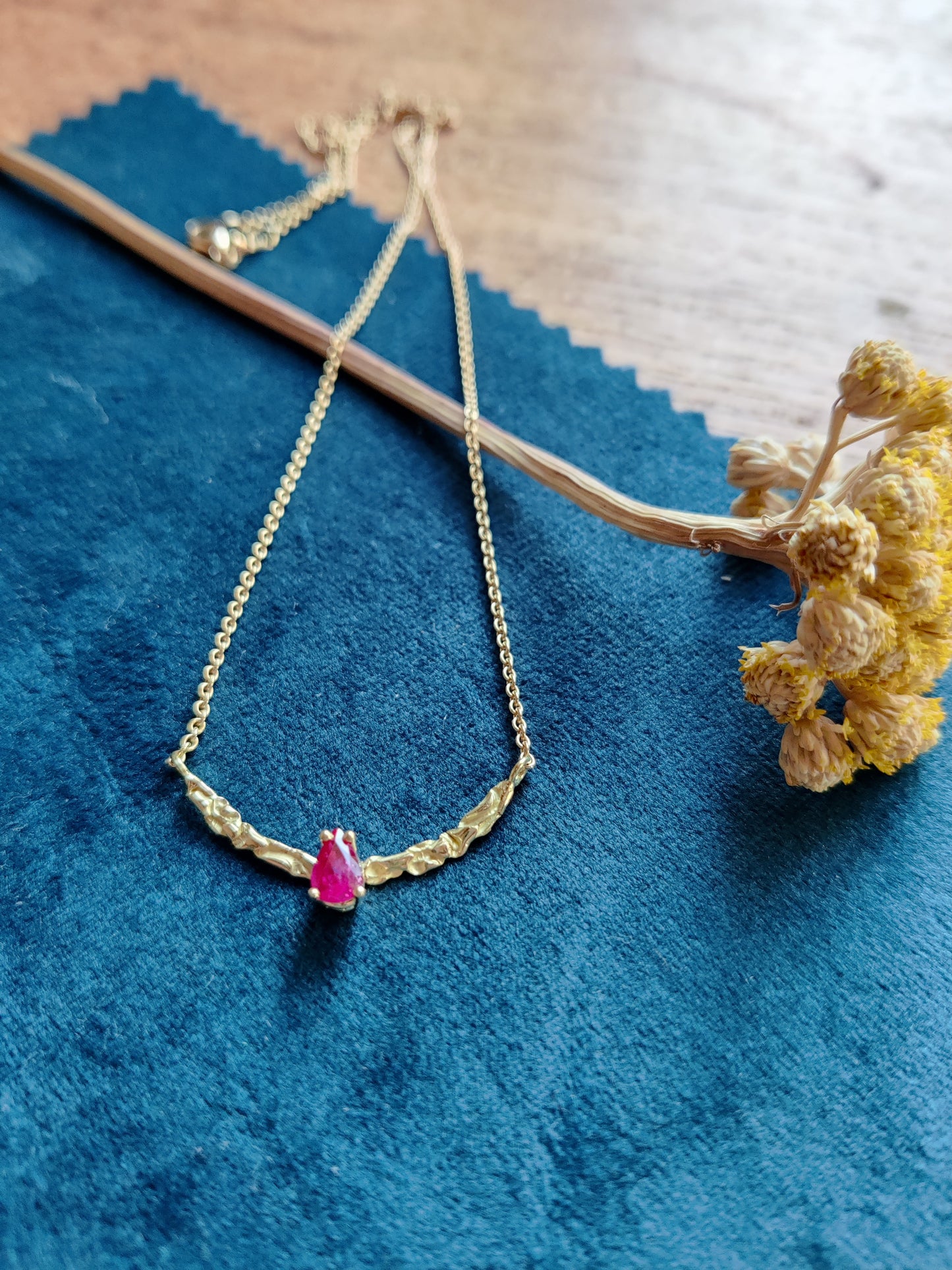 Ketting in 18k geel goud met robijn: op maat gemaakt.