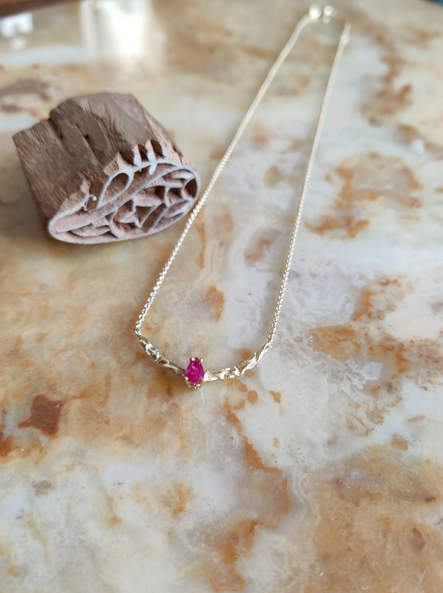 Ketting in 18k geel goud met robijn: op maat gemaakt.