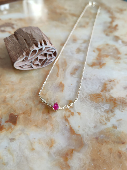 Ketting in 18k geel goud met robijn: op maat gemaakt.