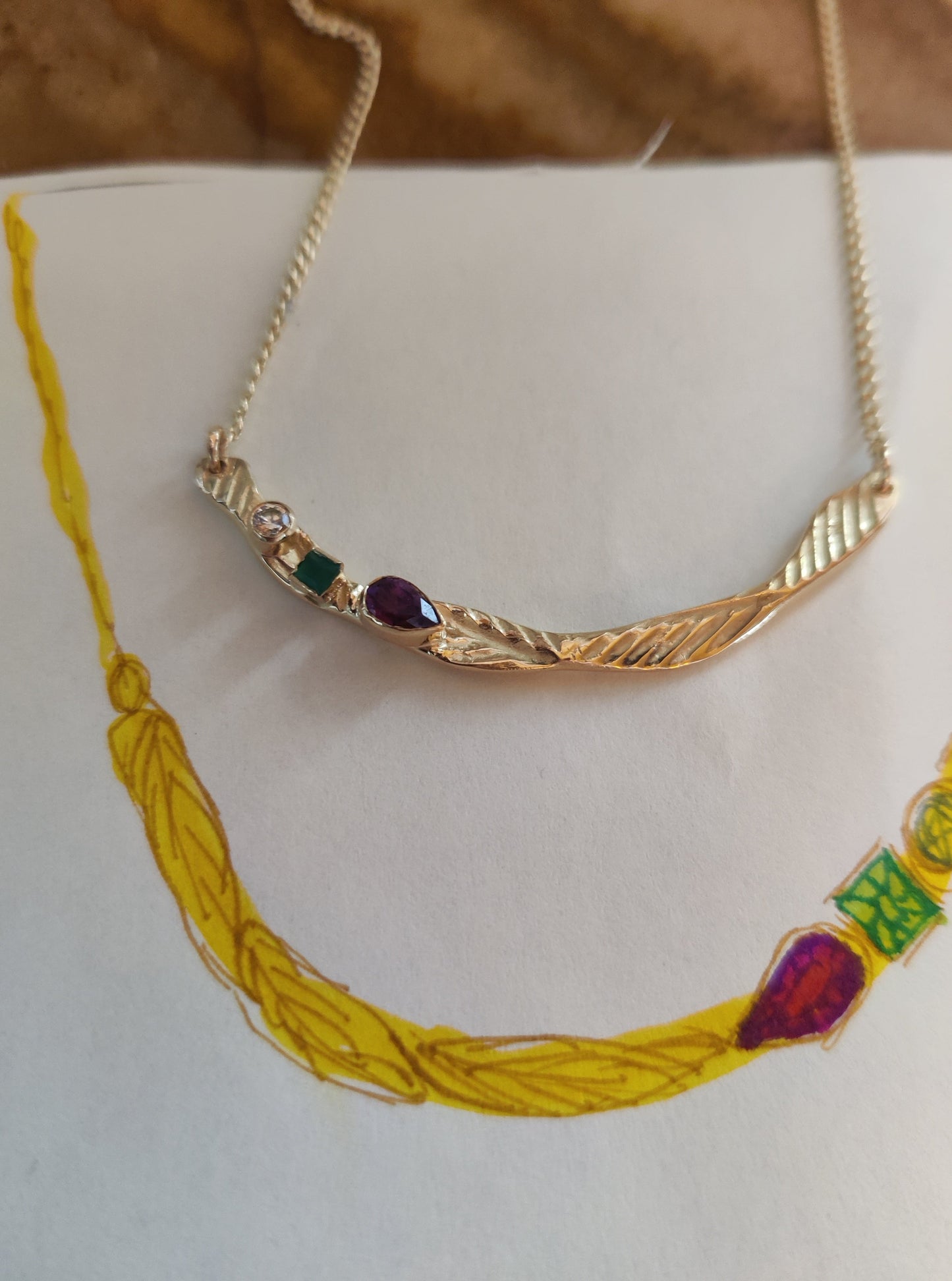 Geboortejuweel in 18k geel goud  met smaragd, diamant en amethist: op maat gemaakt.