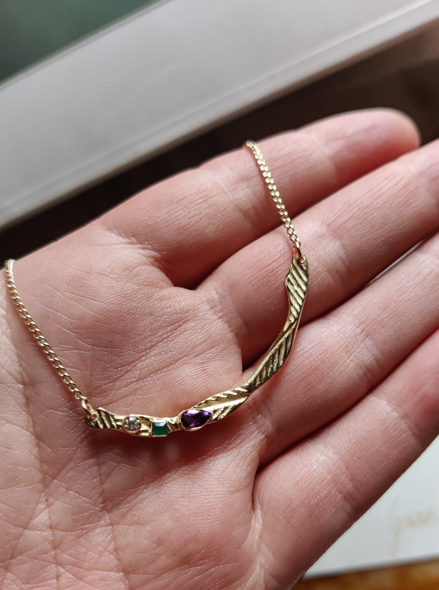 Geboortejuweel in 18k geel goud  met smaragd, diamant en amethist: op maat gemaakt.